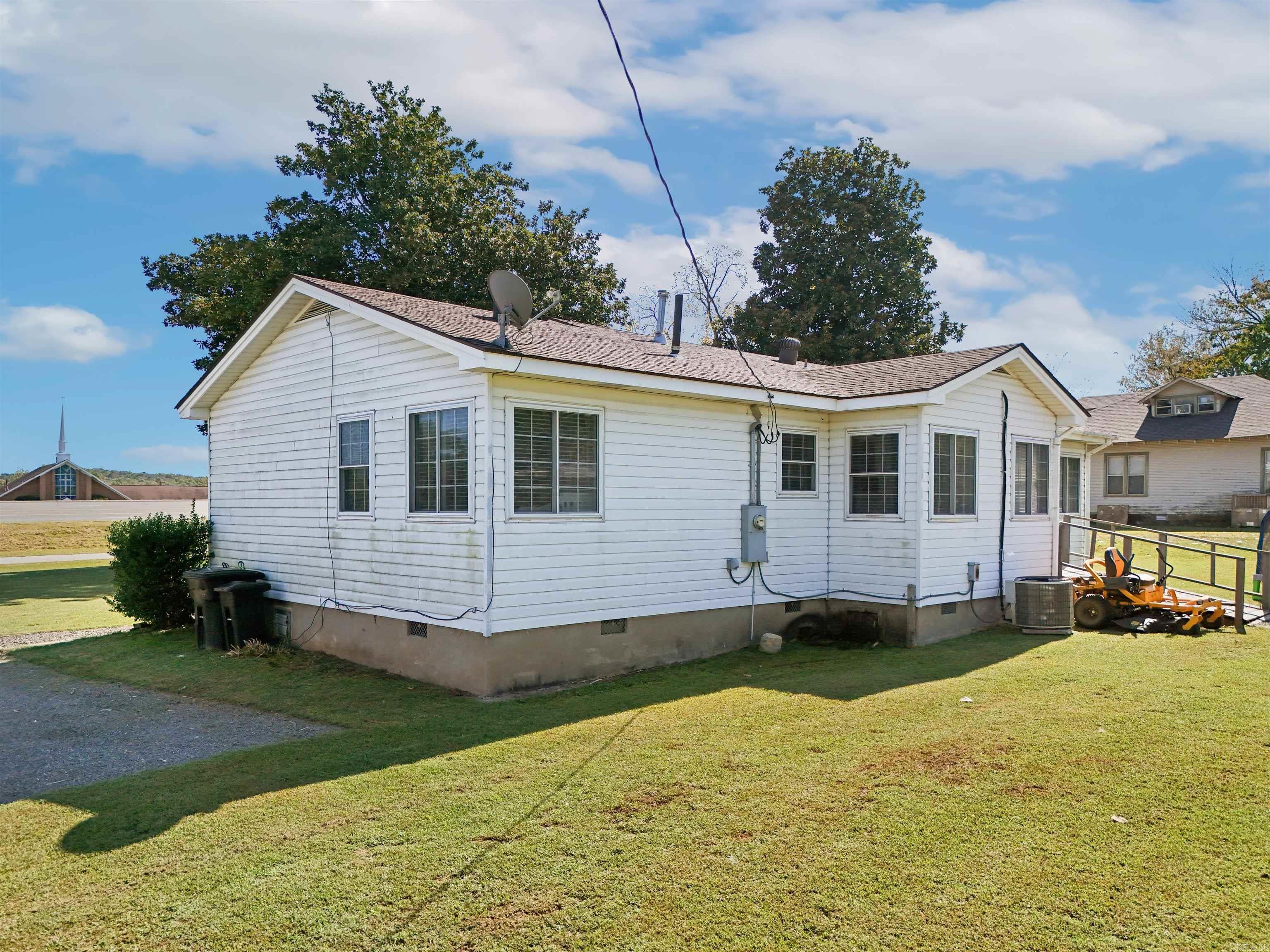 176 W James Road Clinton, AR 72031