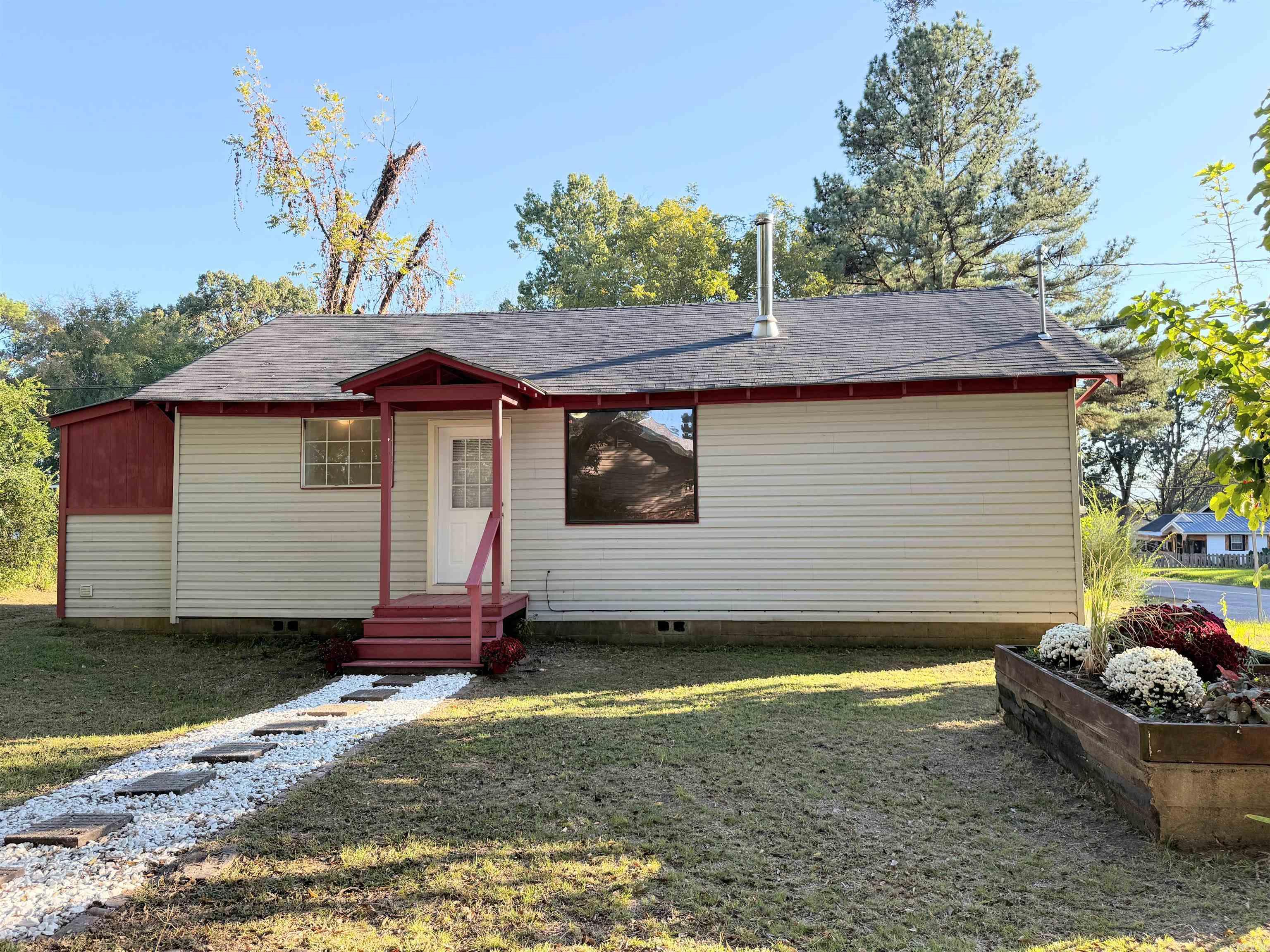 215 S Montgomerey  Clarksville, AR