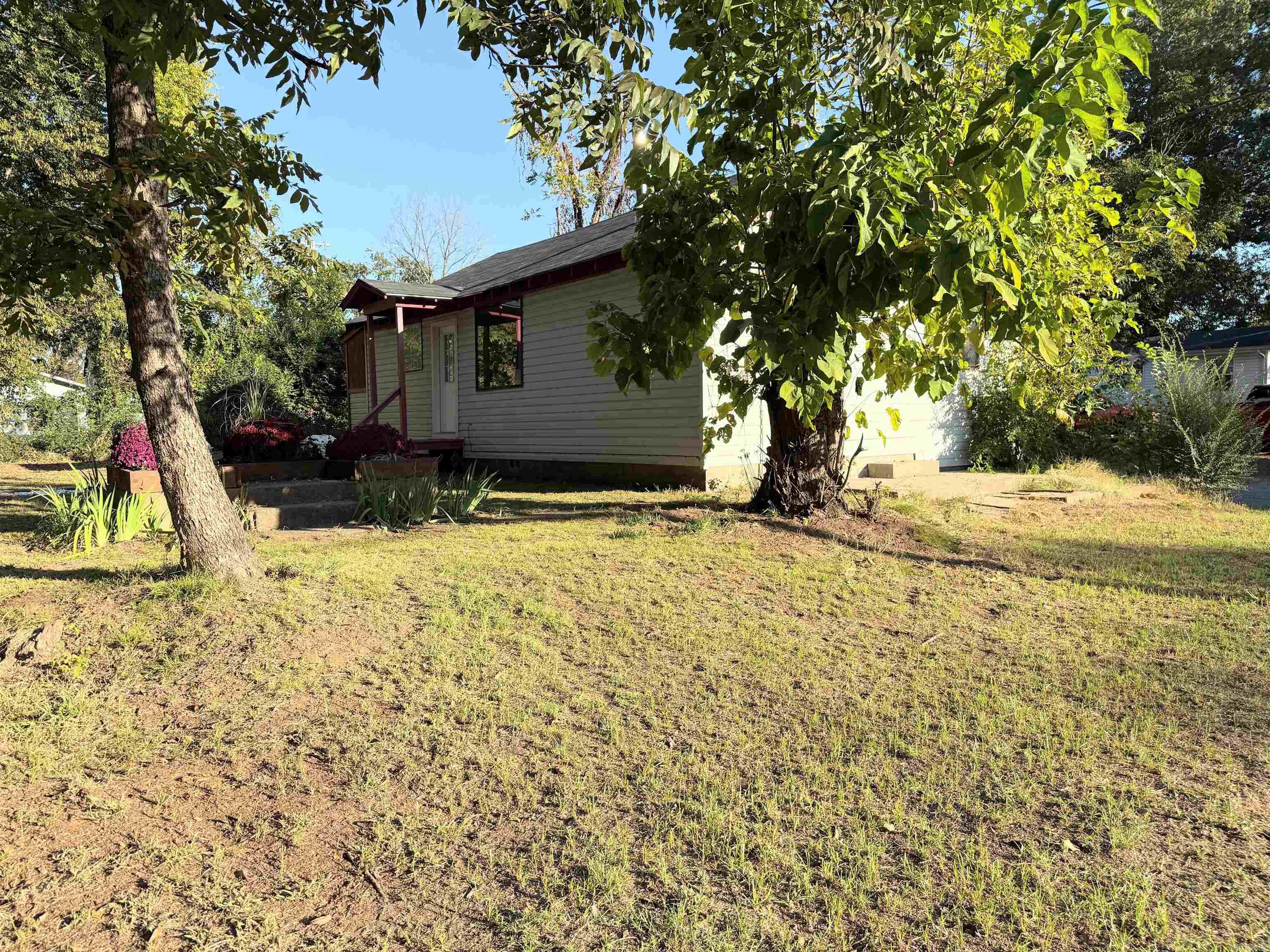 215 S Montgomerey  Clarksville, AR