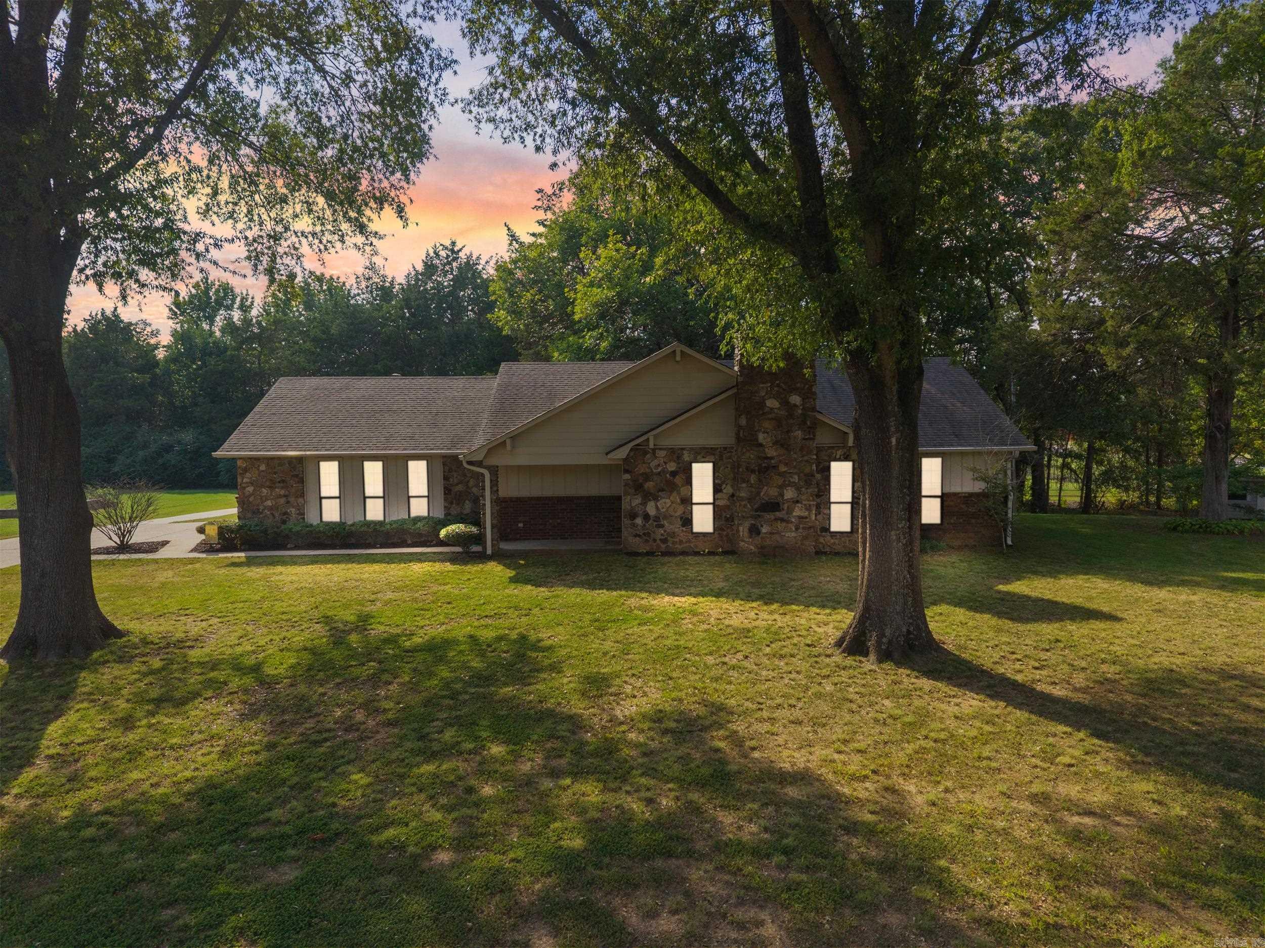 3 New Oxford Road Conway, AR 72034