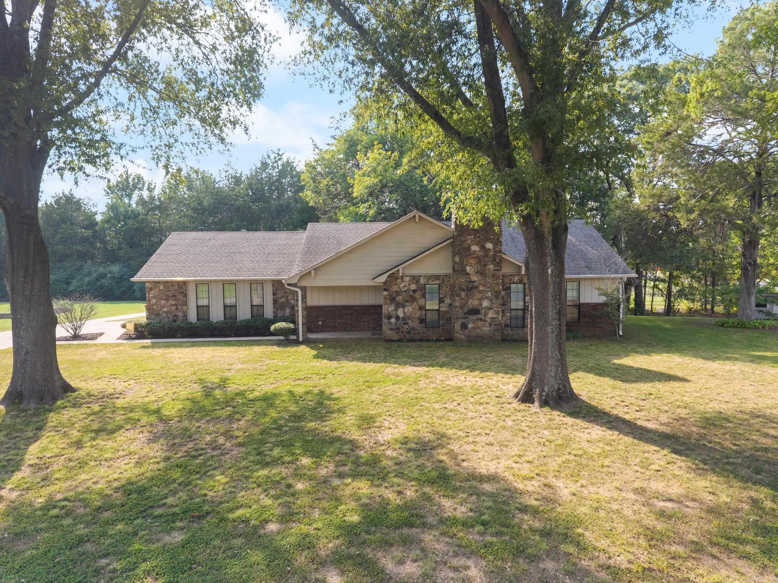 3 New Oxford Road Conway, AR 72034