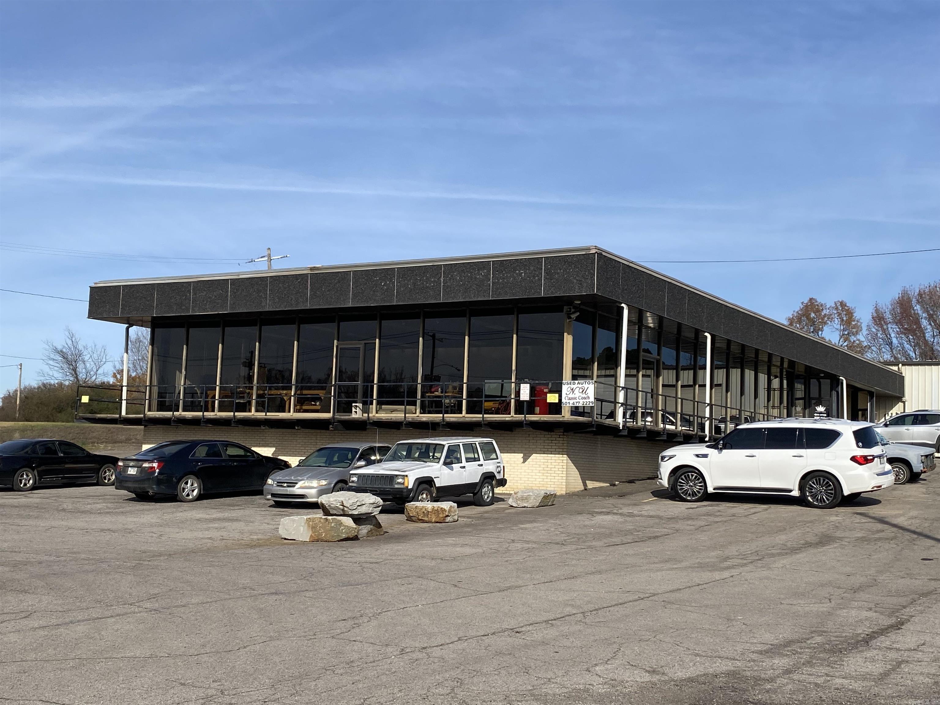 1215 E Broadway — exterior