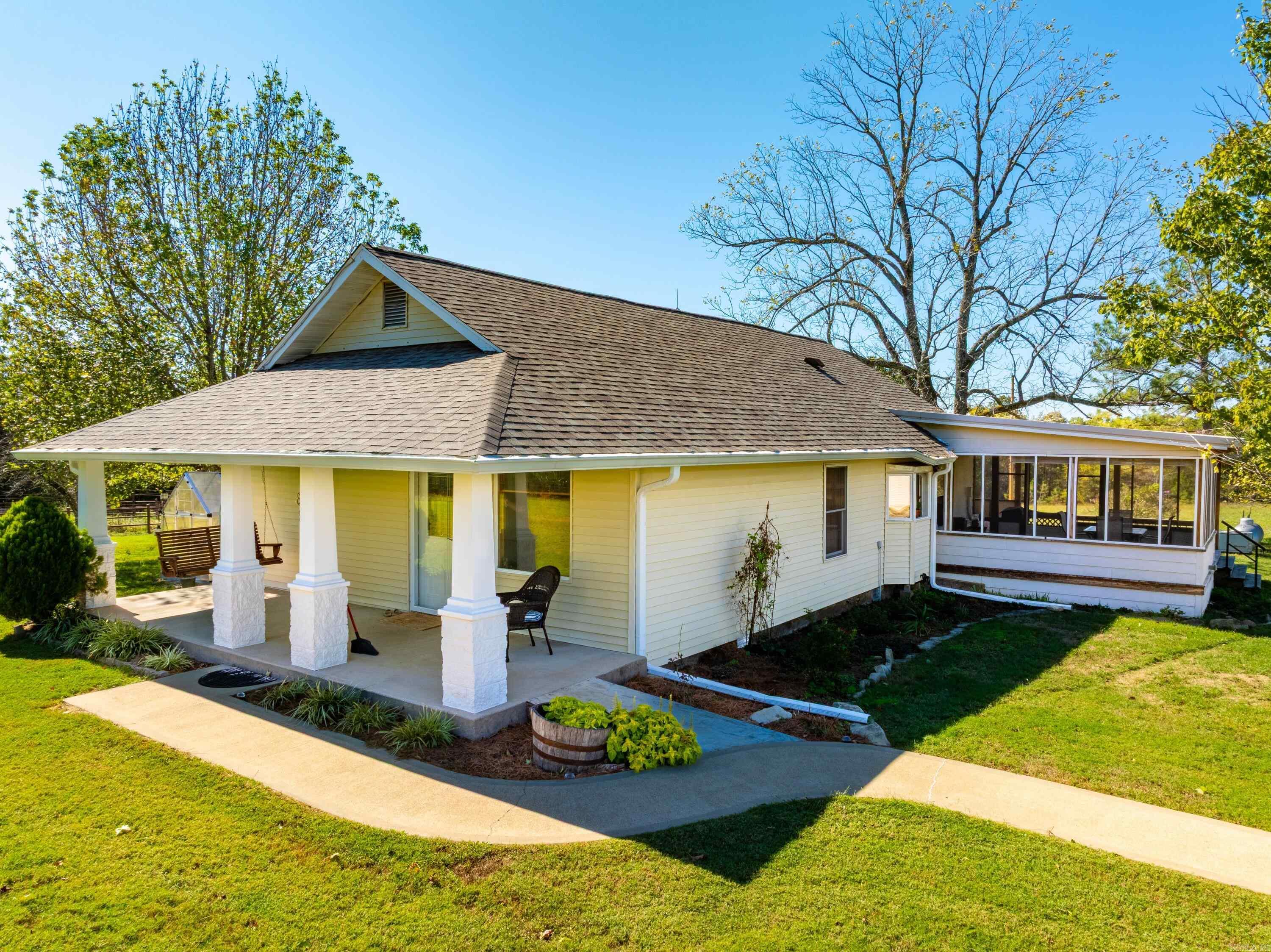 1742  Flora Church Trl  Viola, AR