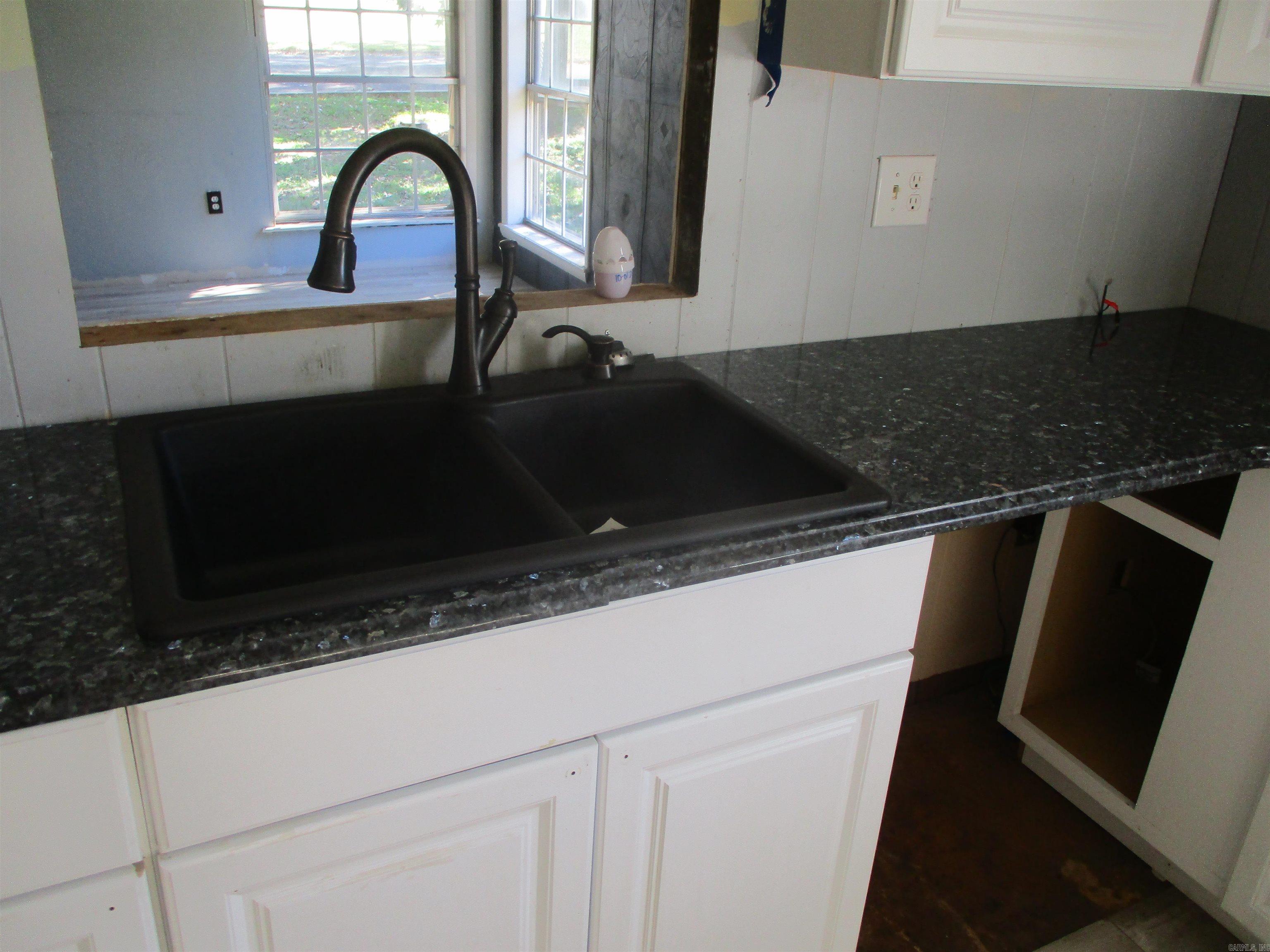 1104 N 4th  Paris, AR