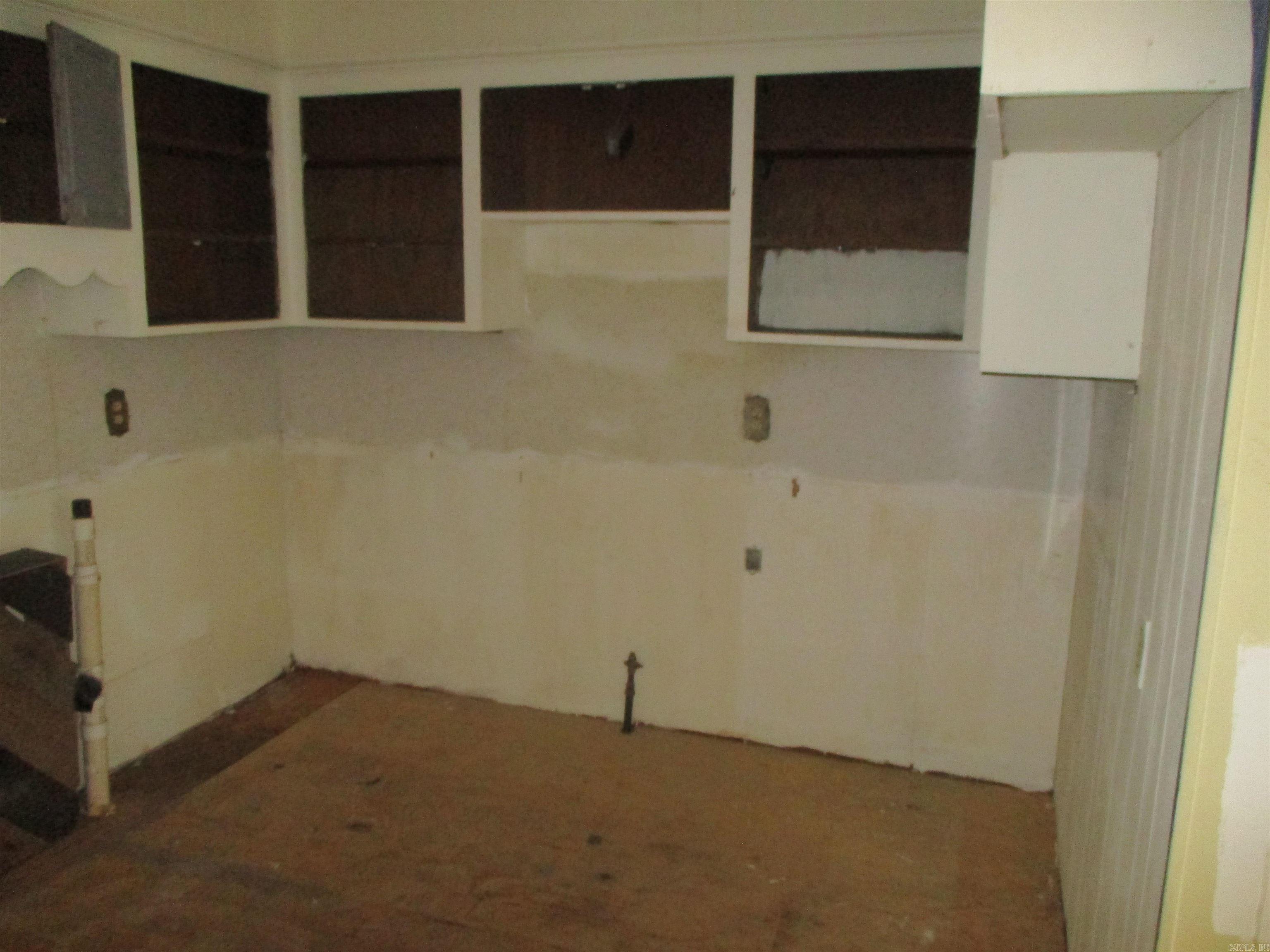 1104 N 4th  Paris, AR