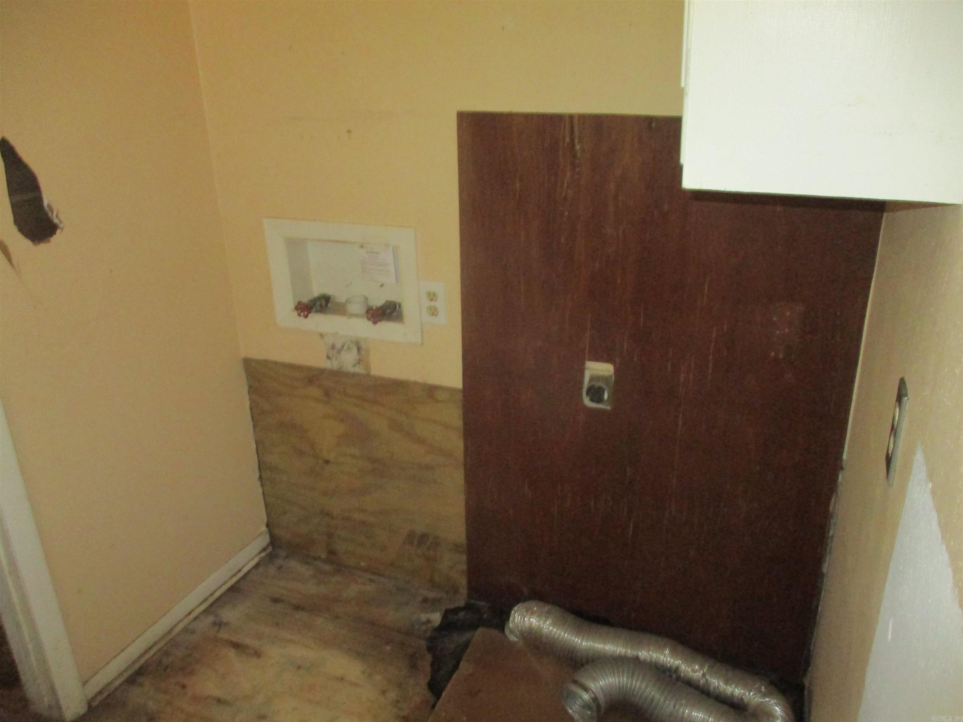 1104 N 4th  Paris, AR