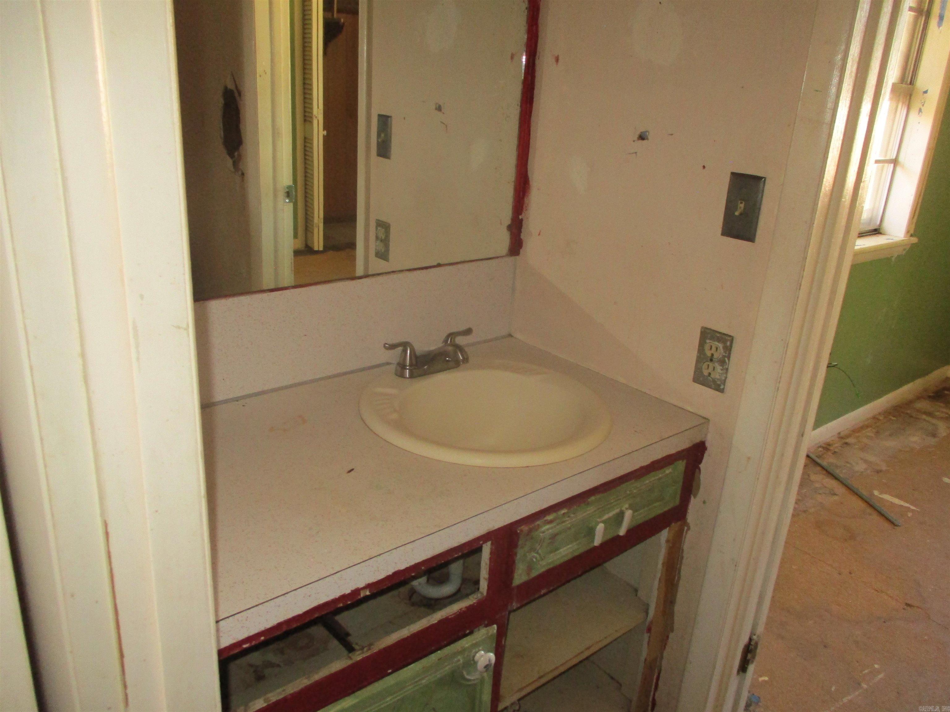 1104 N 4th  Paris, AR