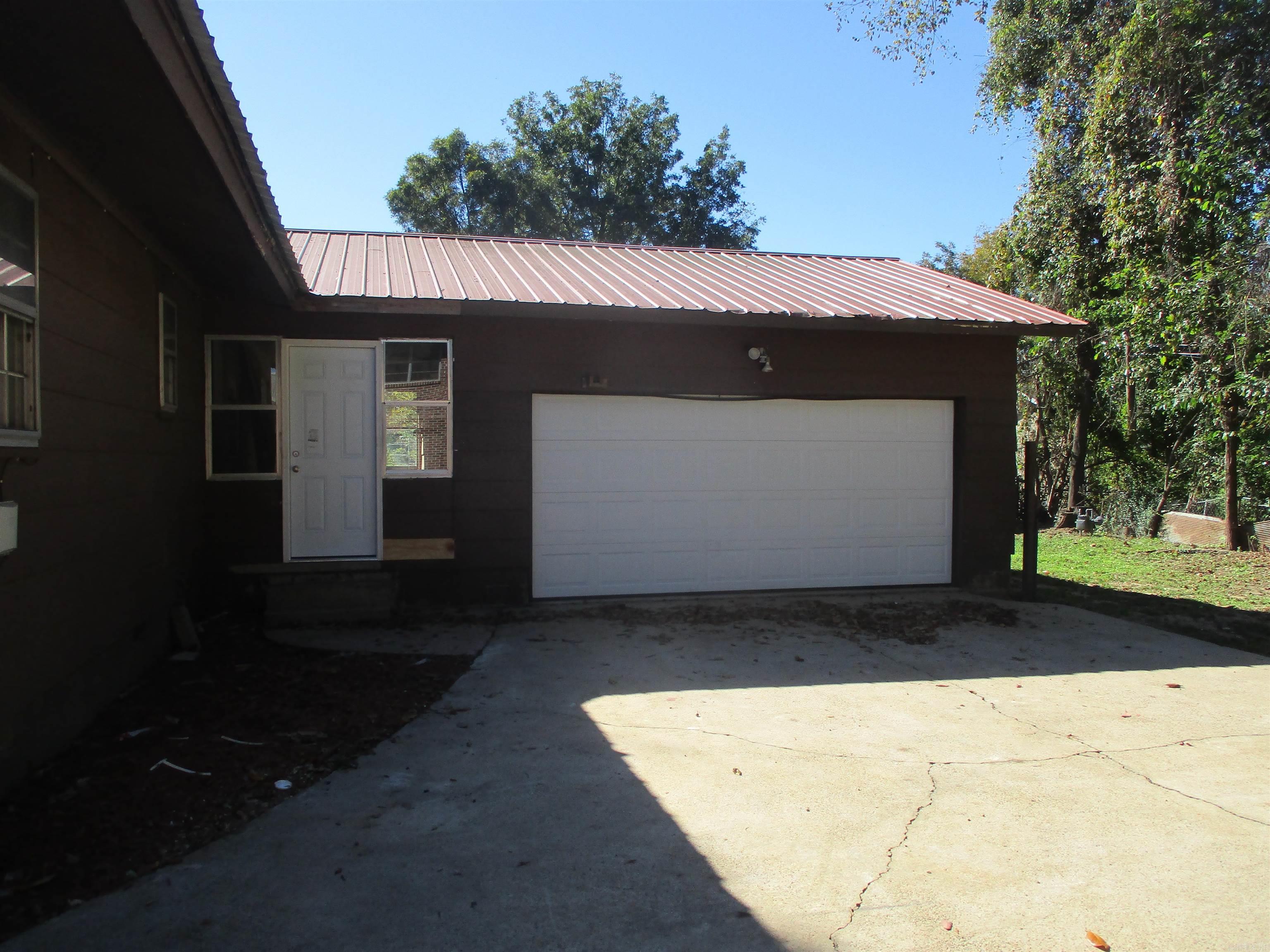 1104 N 4th  Paris, AR