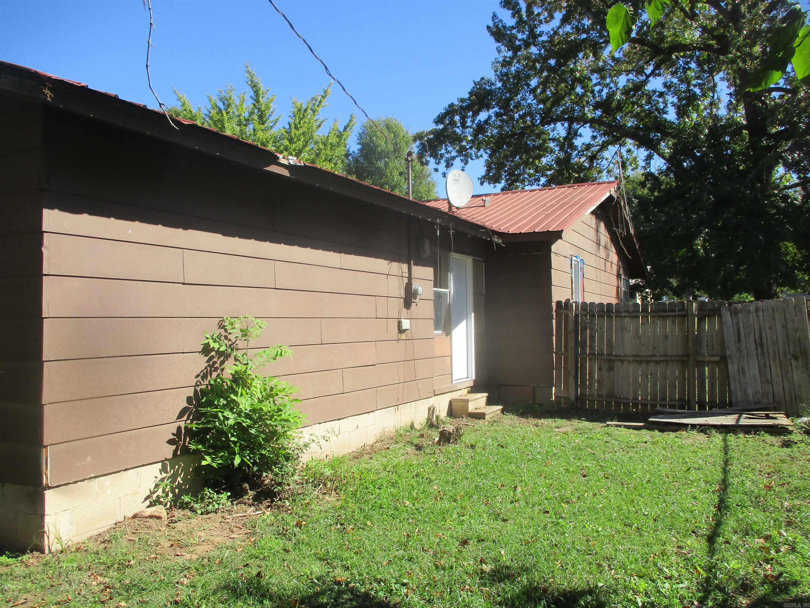 1104 N 4th  Paris, AR