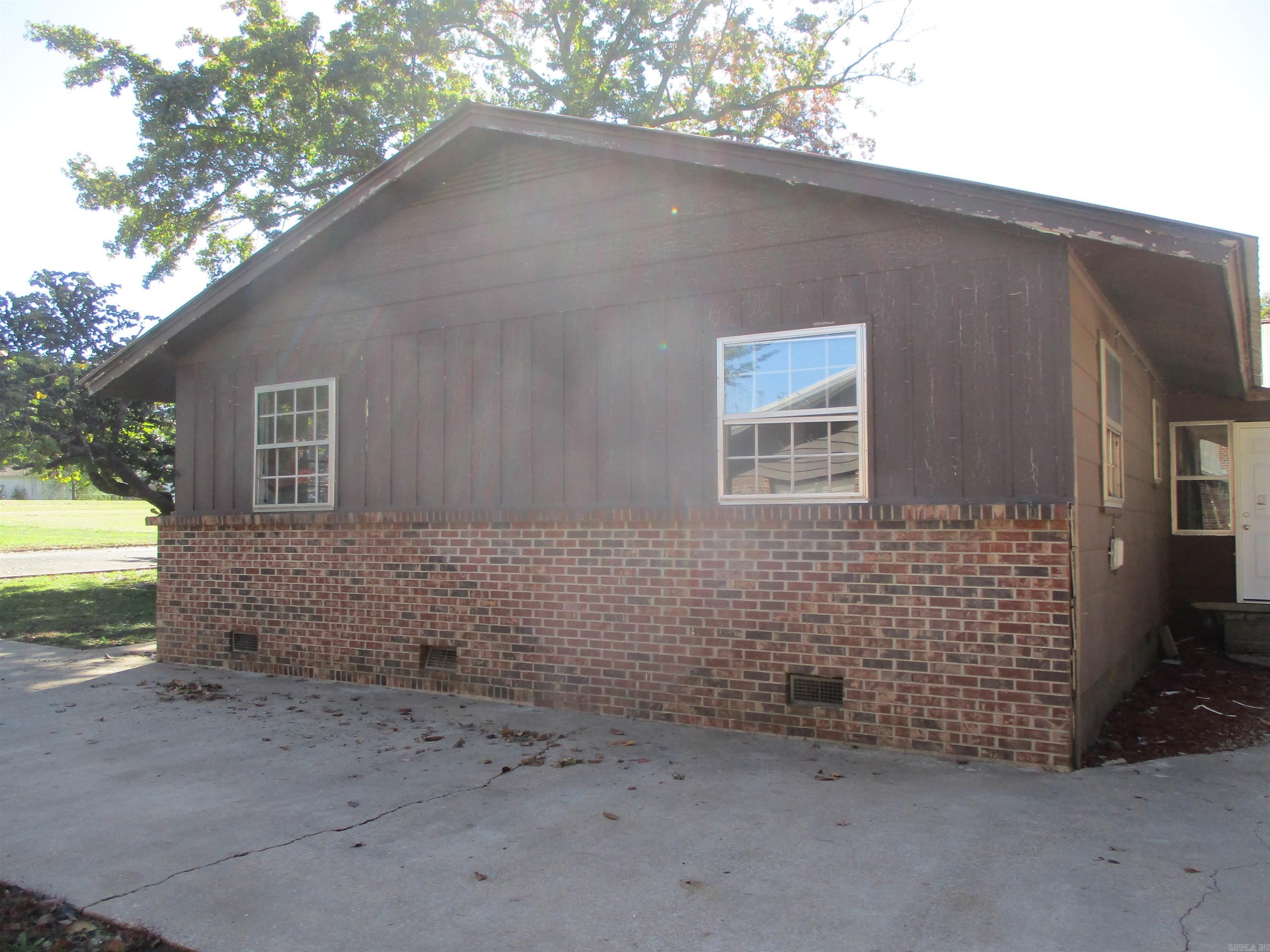 1104 N 4th  Paris, AR