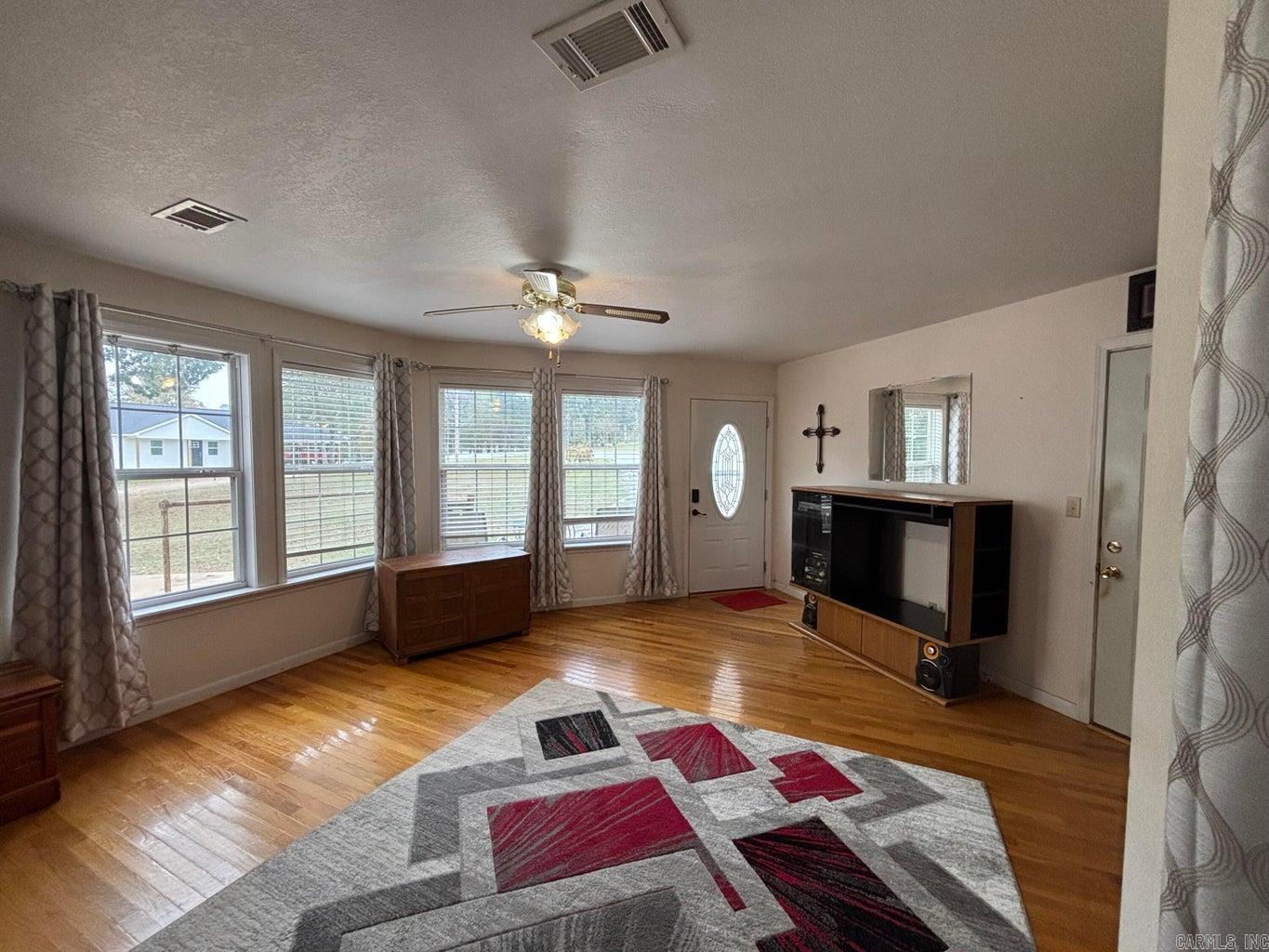 15 White Oak Lane Pleasant Plains, AR 72568