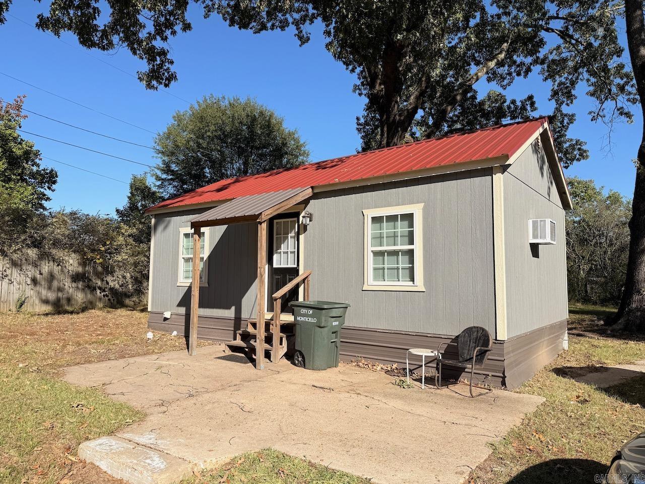 1006, 1018 A&B N Gabbert  Monticello, AR