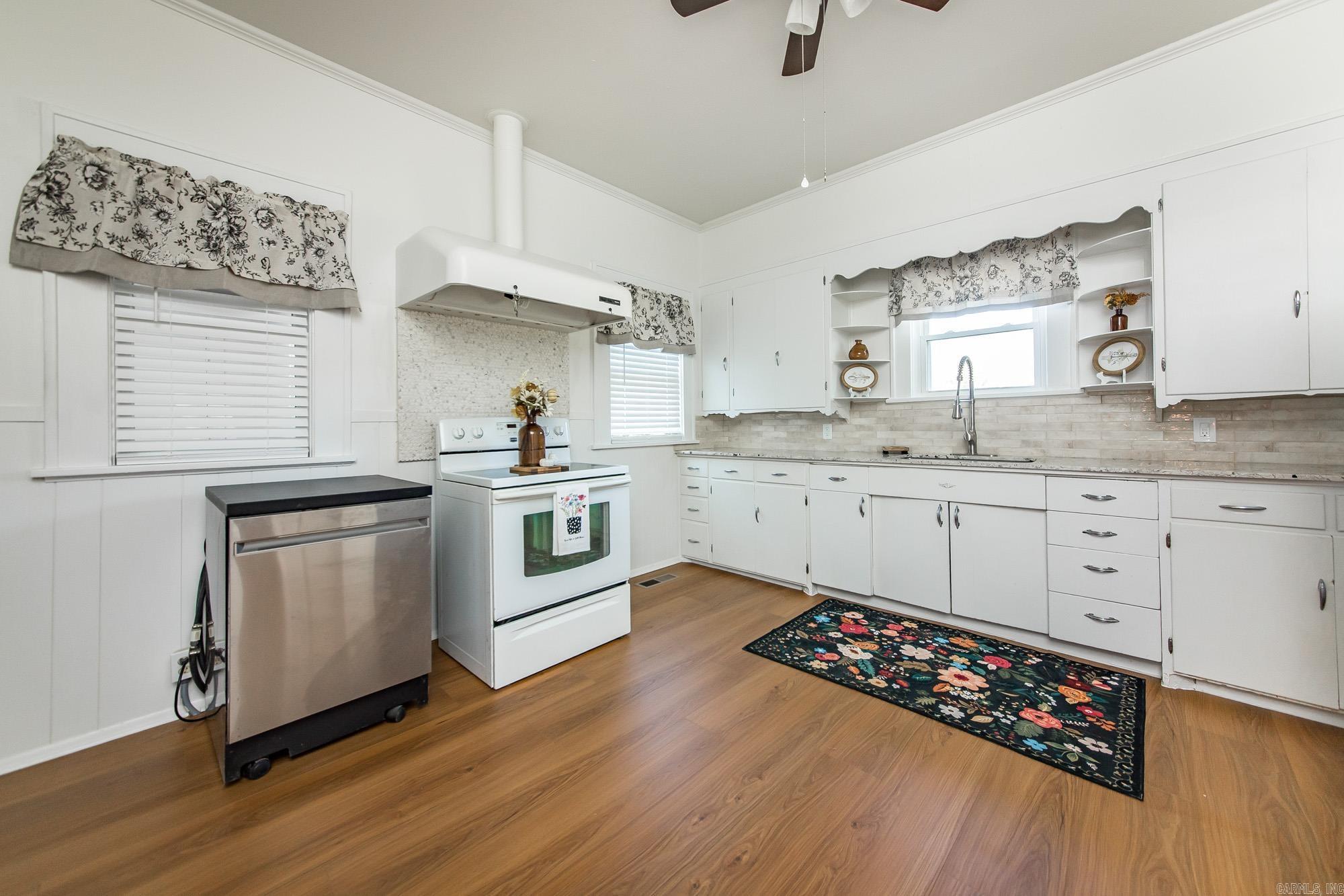 204 SE 3rd Street England, AR 72046-2110