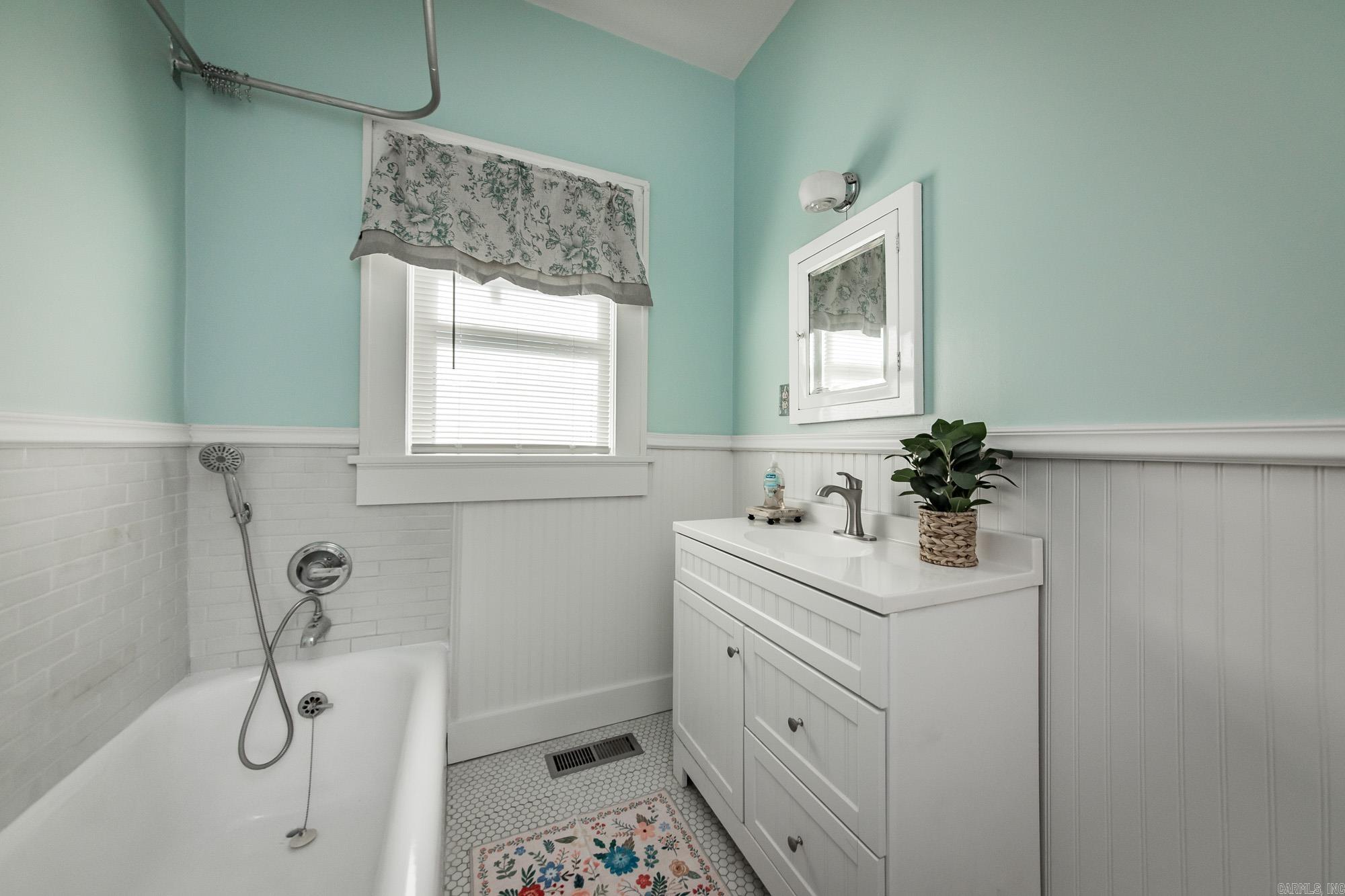 204 SE 3rd Street England, AR 72046-2110