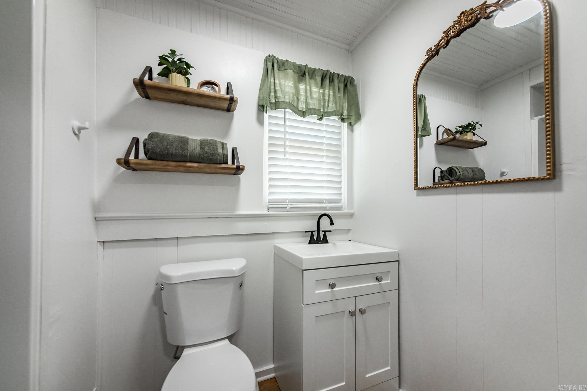 204 SE 3rd Street England, AR 72046-2110