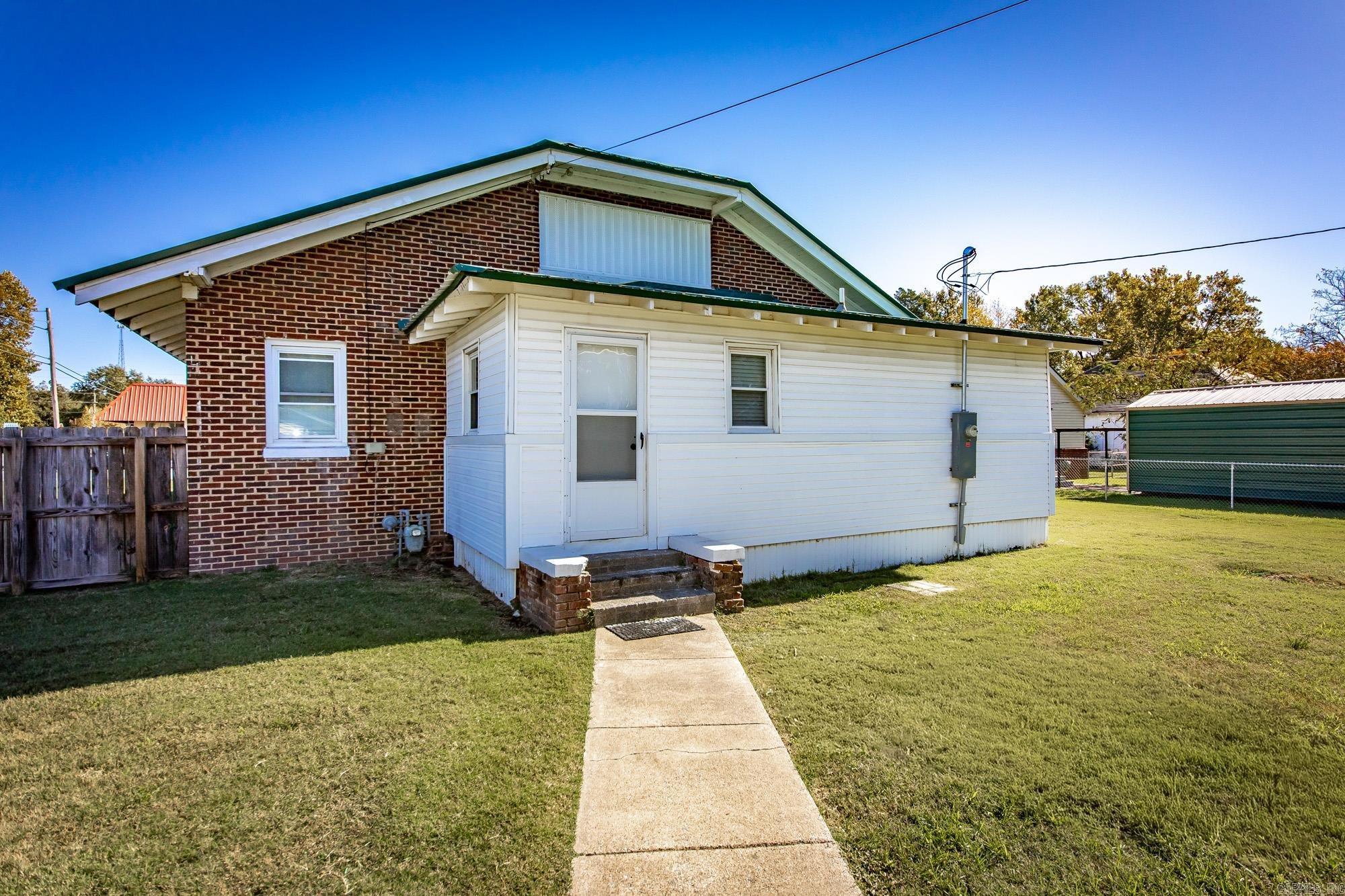 204 SE 3rd Street England, AR 72046-2110