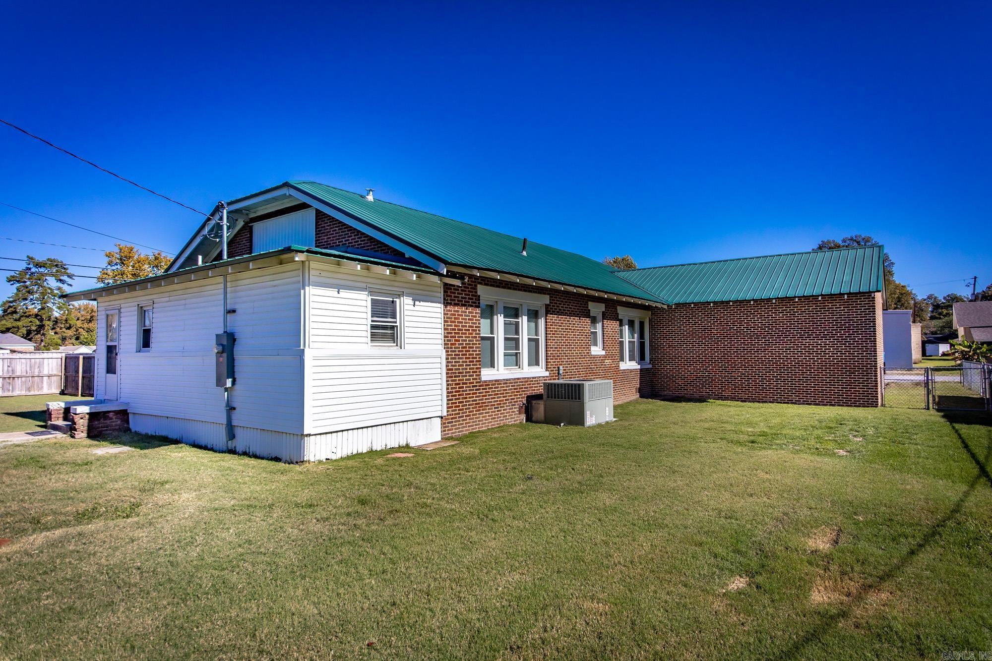 204 SE 3rd Street England, AR 72046-2110