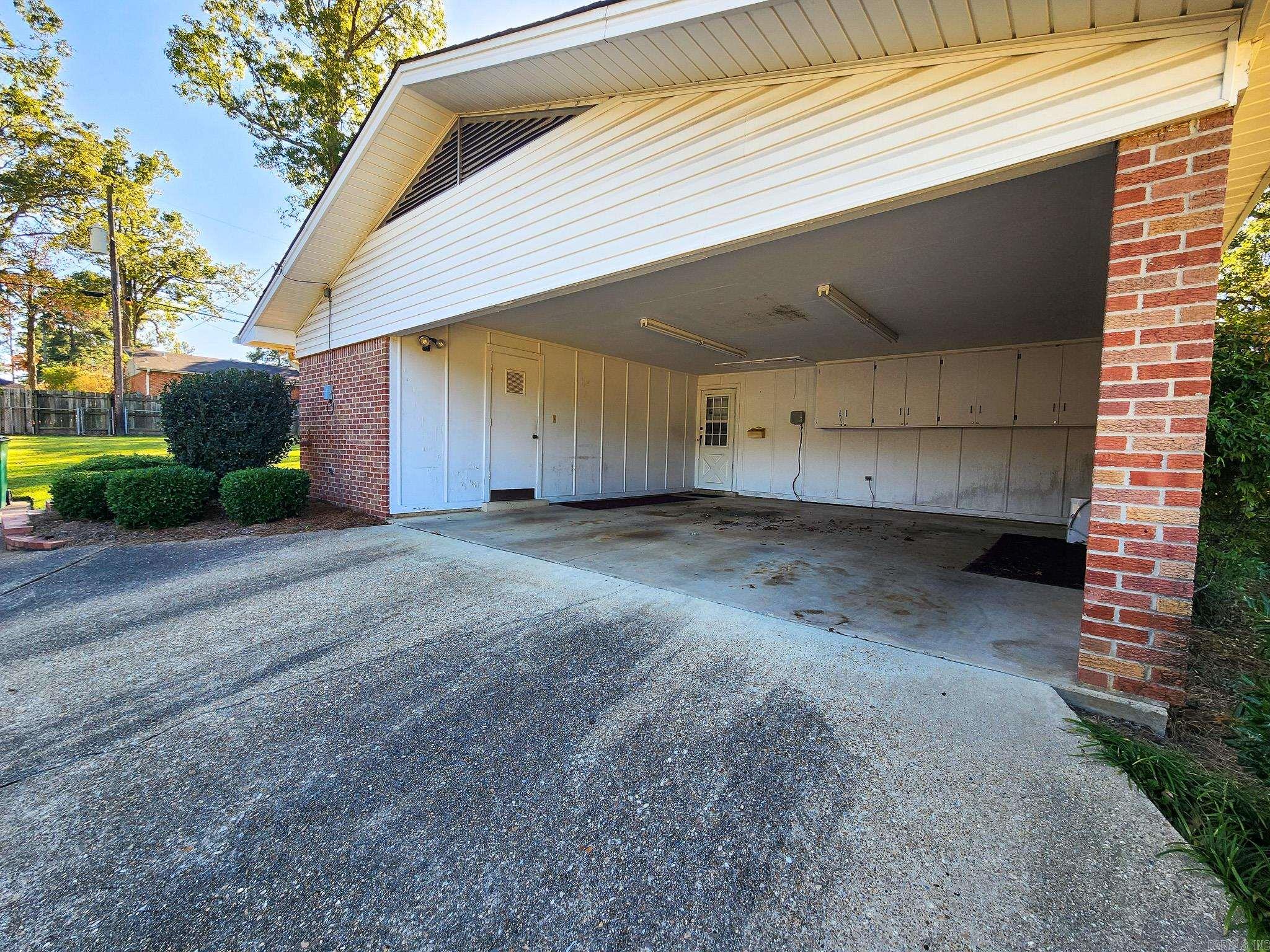 1913 W Oak  El Dorado, AR