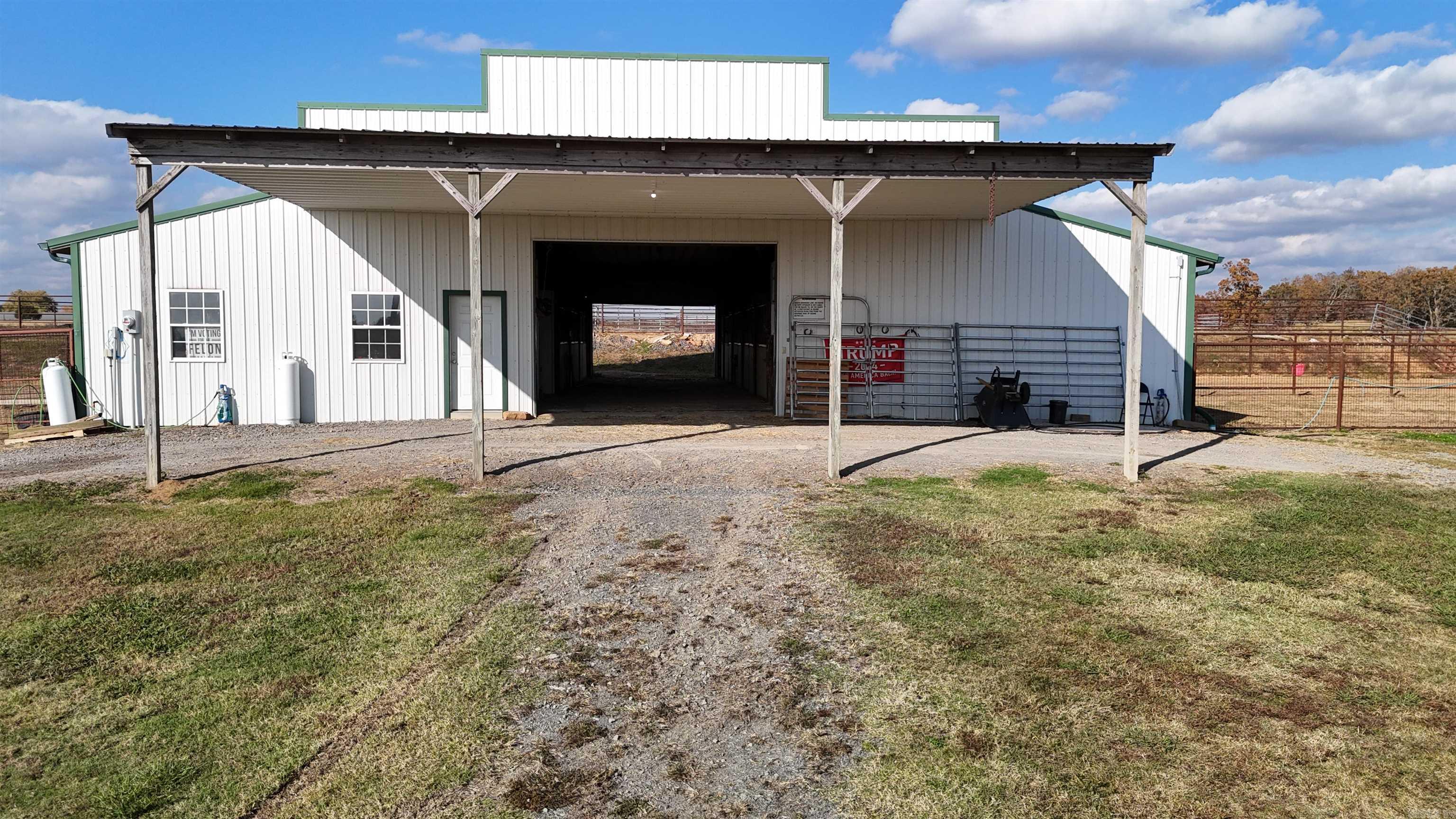 1768 Cutoff Road Road Clinton, AR 72031