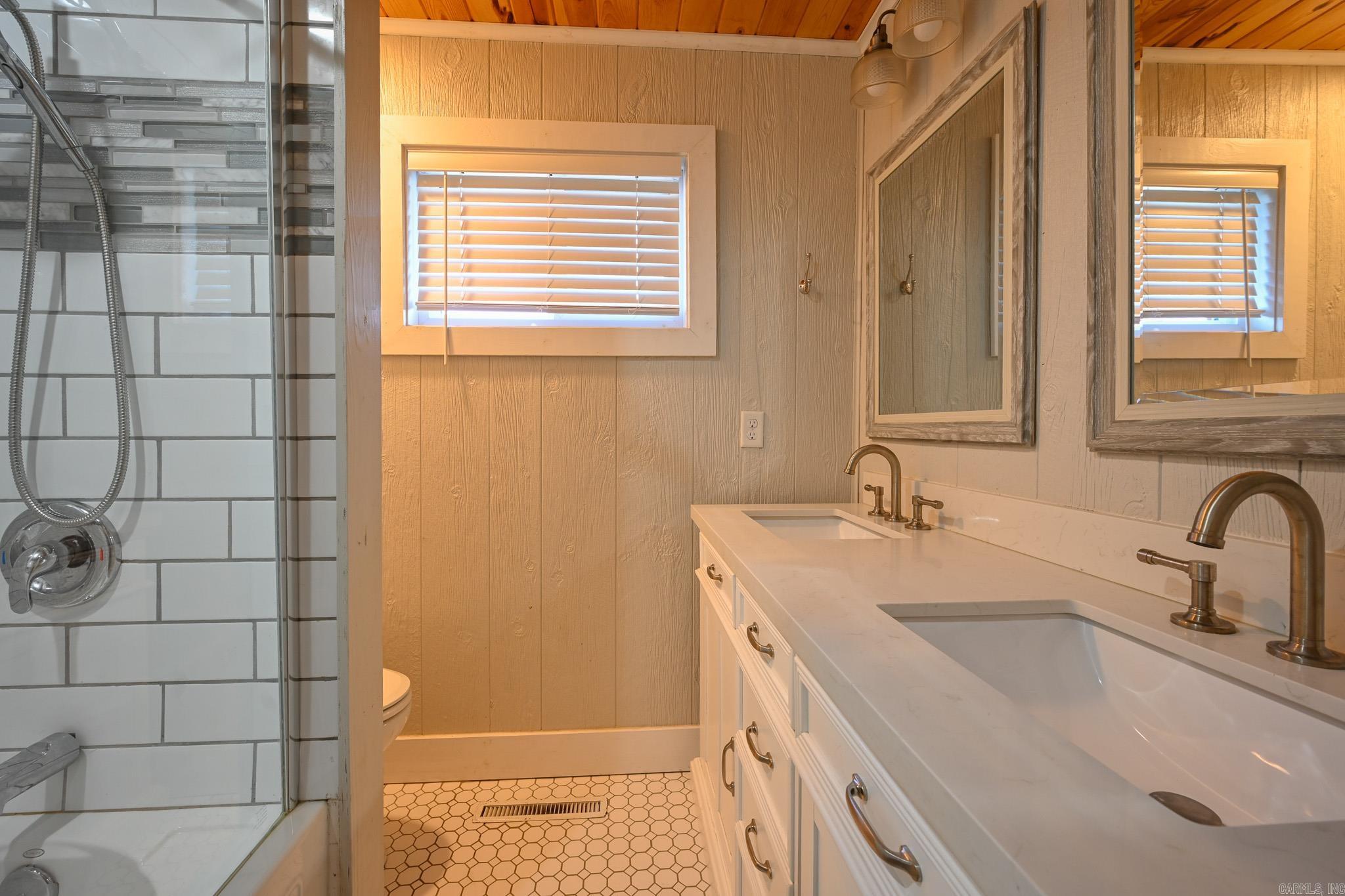 101 Eight St Mena, AR 71953