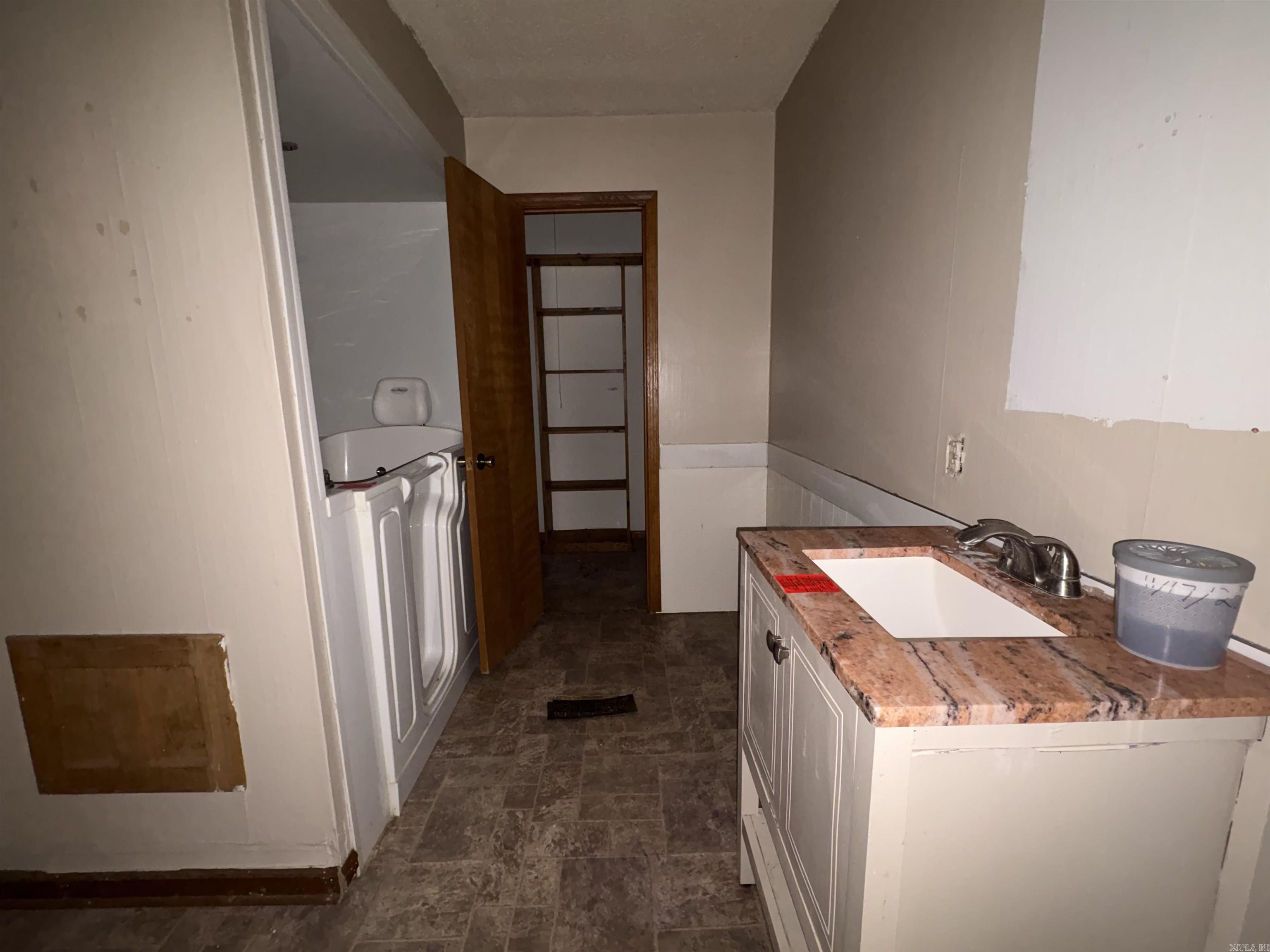 833 S Avilla Heights Alexander, AR 72002