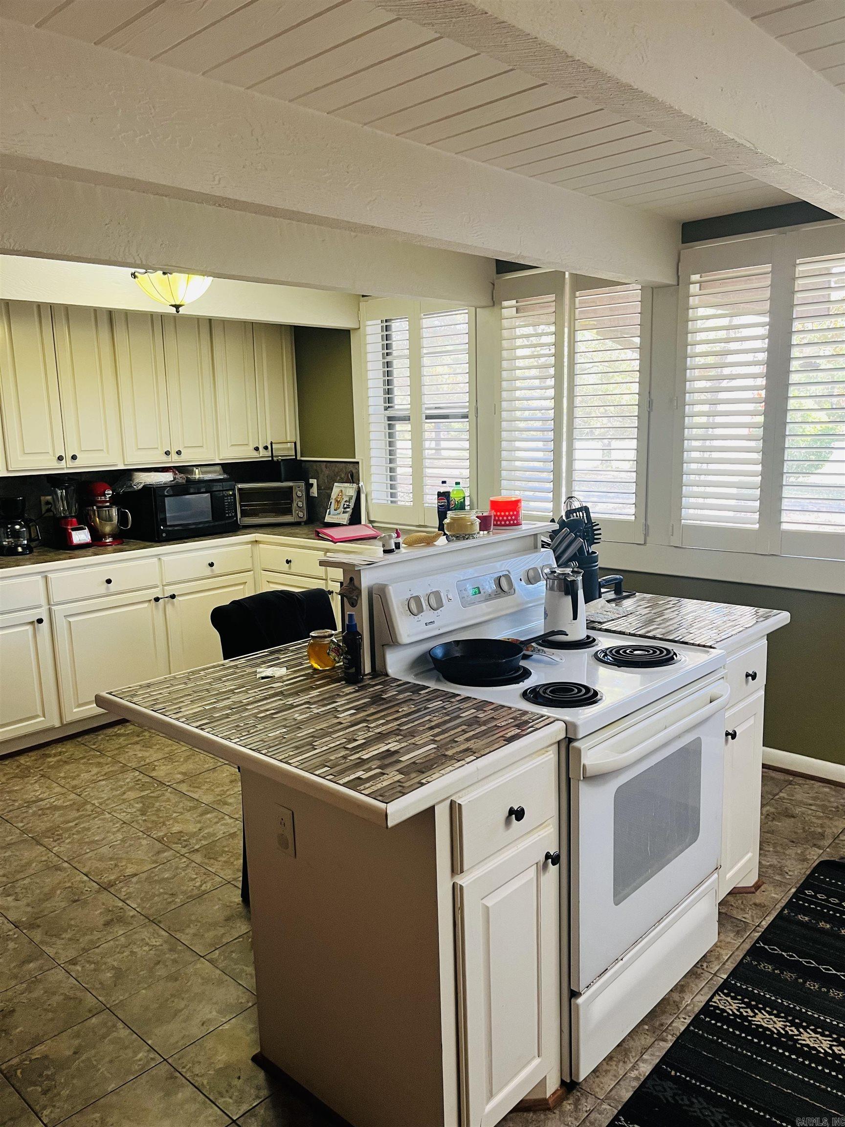 2215 S 425 Highway Monticello, AR 71655