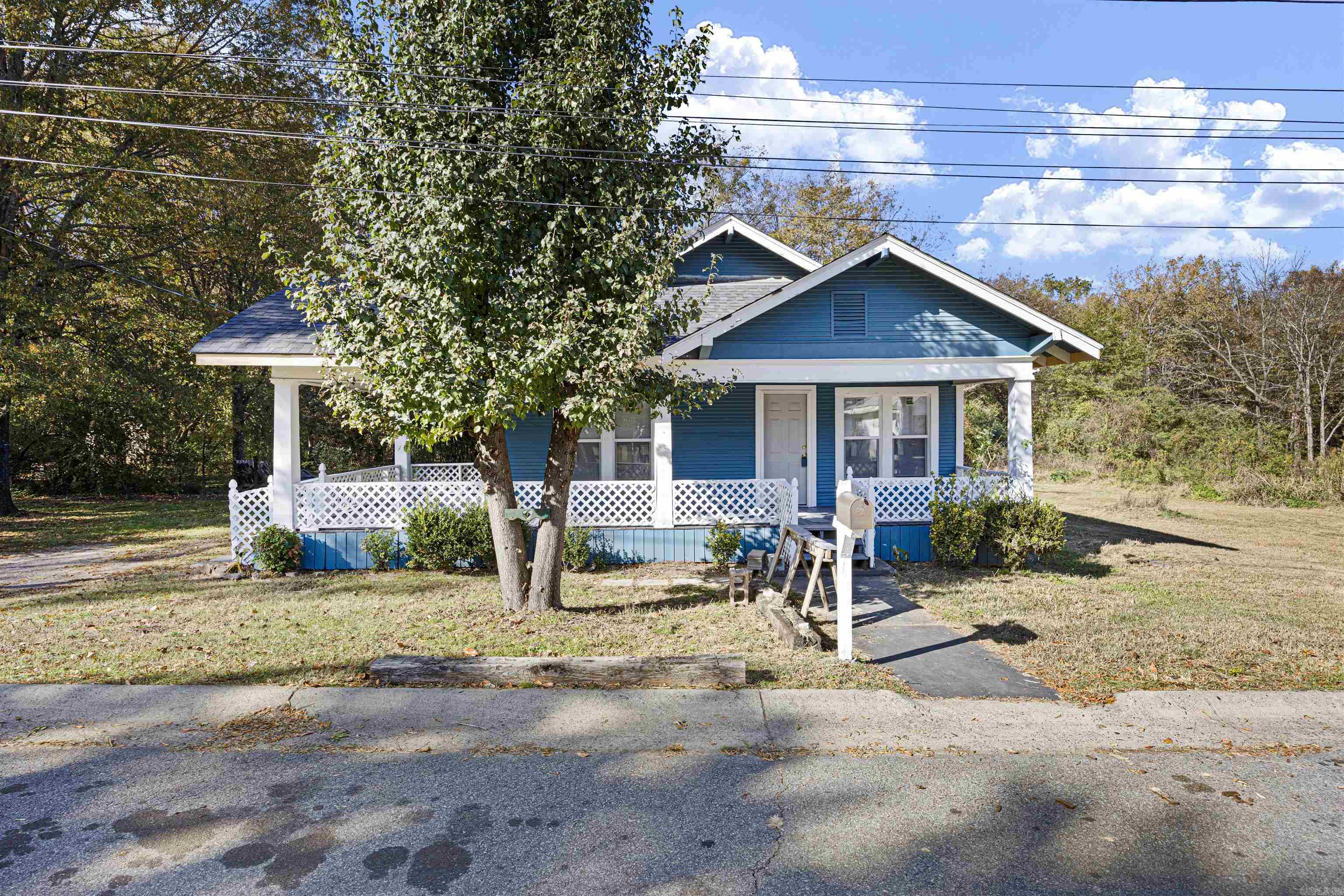 709 N GRIFFIN Street