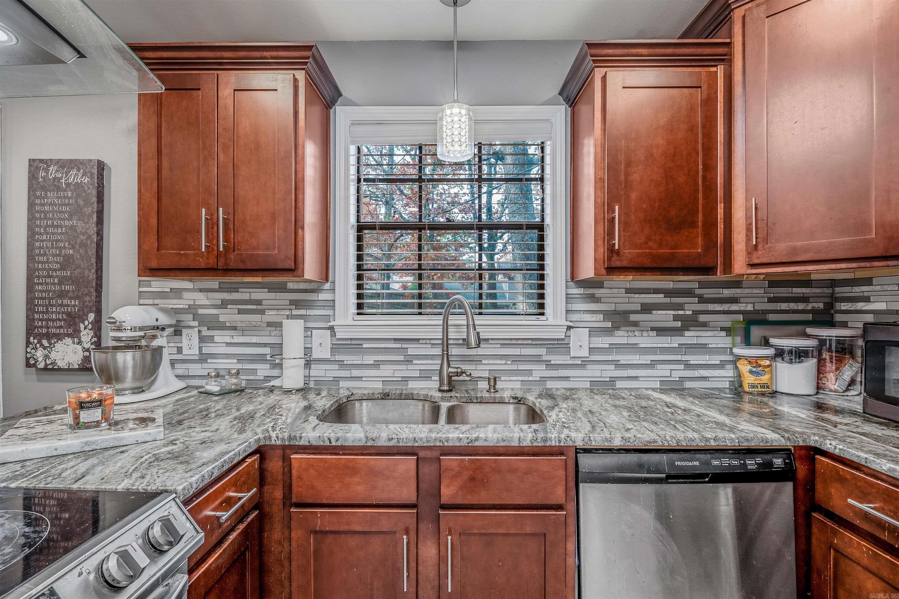 16 Emerald Court Little Rock, AR 72212