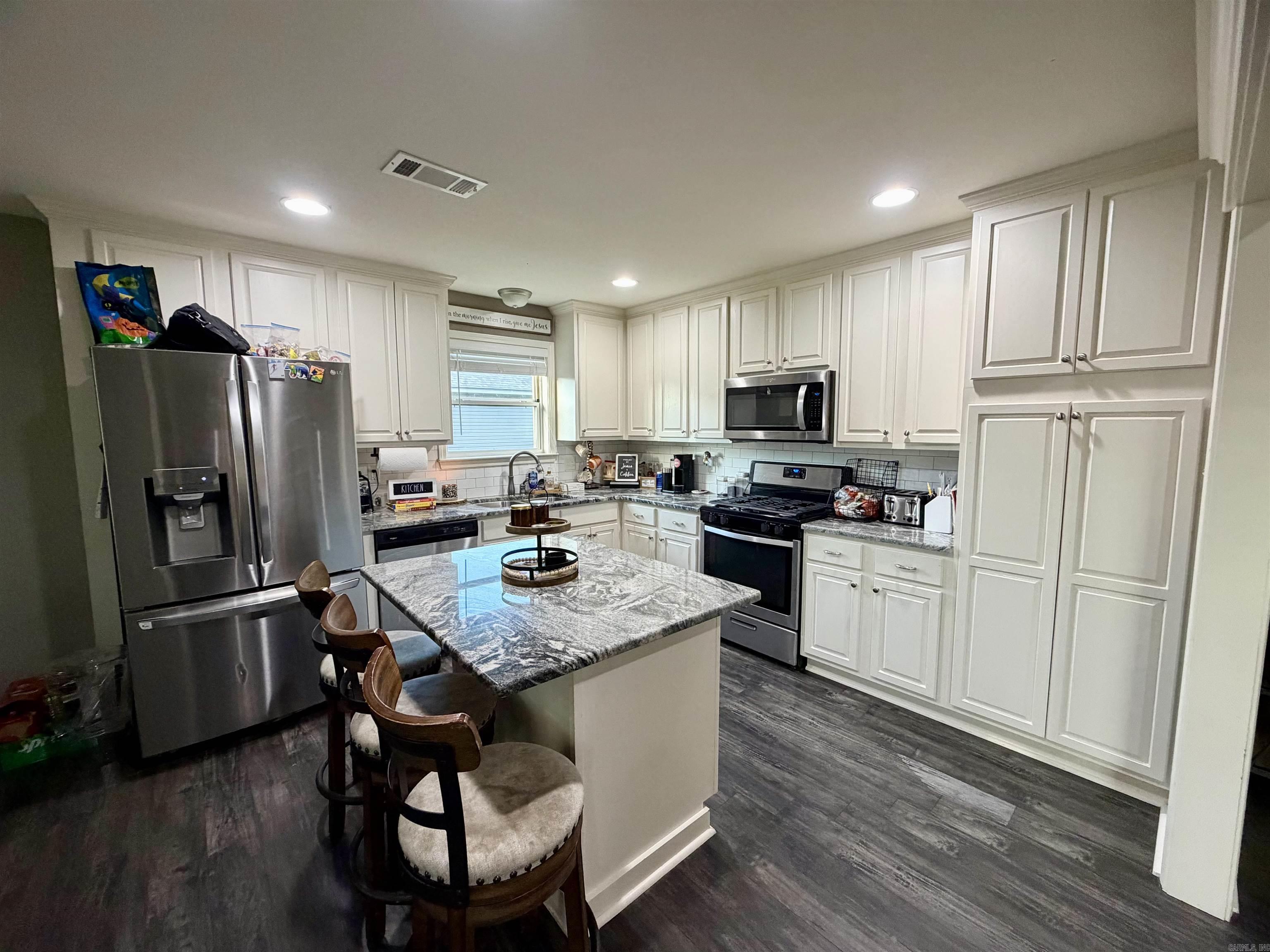 9417 Crossroads Benton, AR 72019