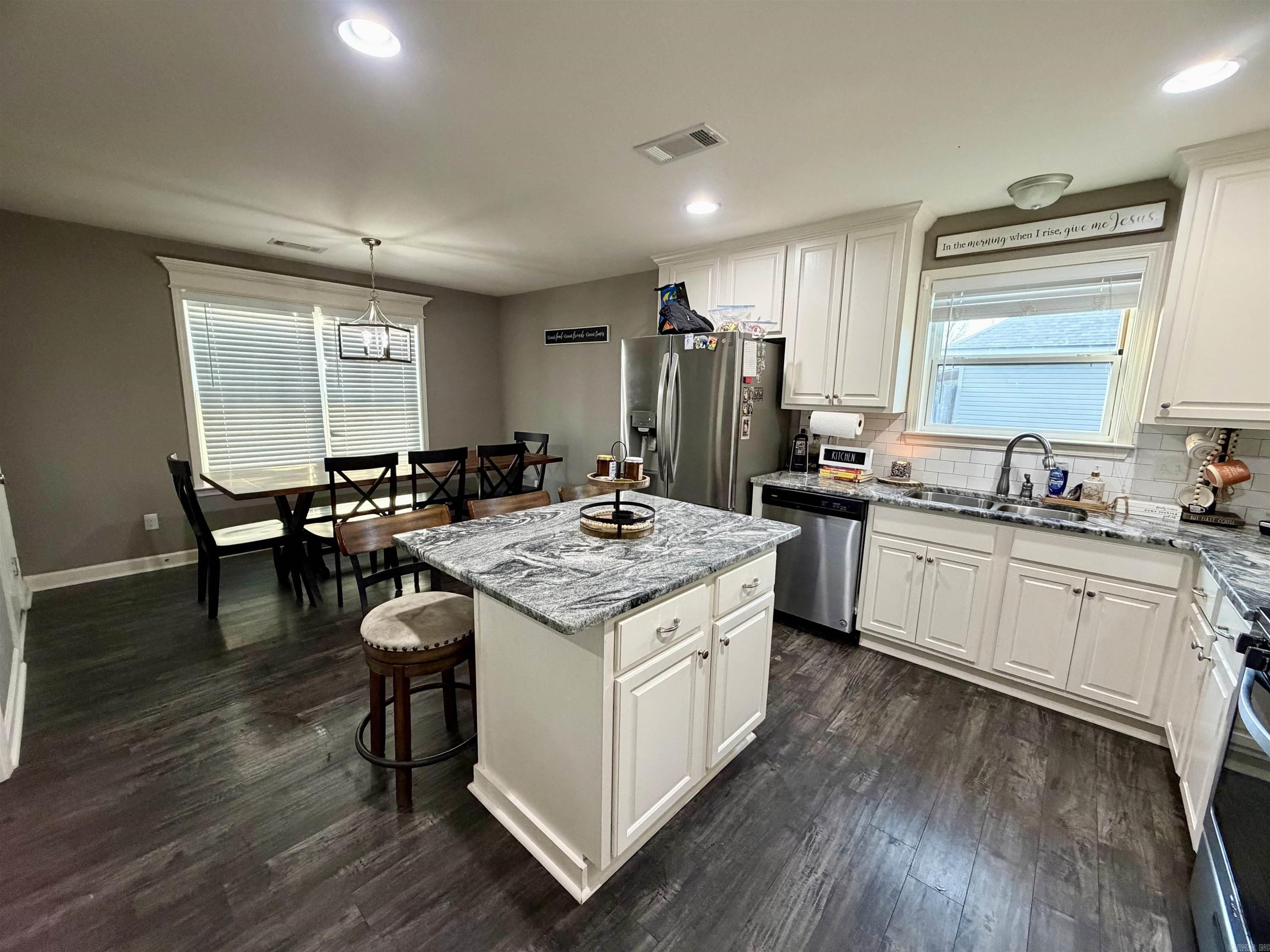 9417 Crossroads Benton, AR 72019