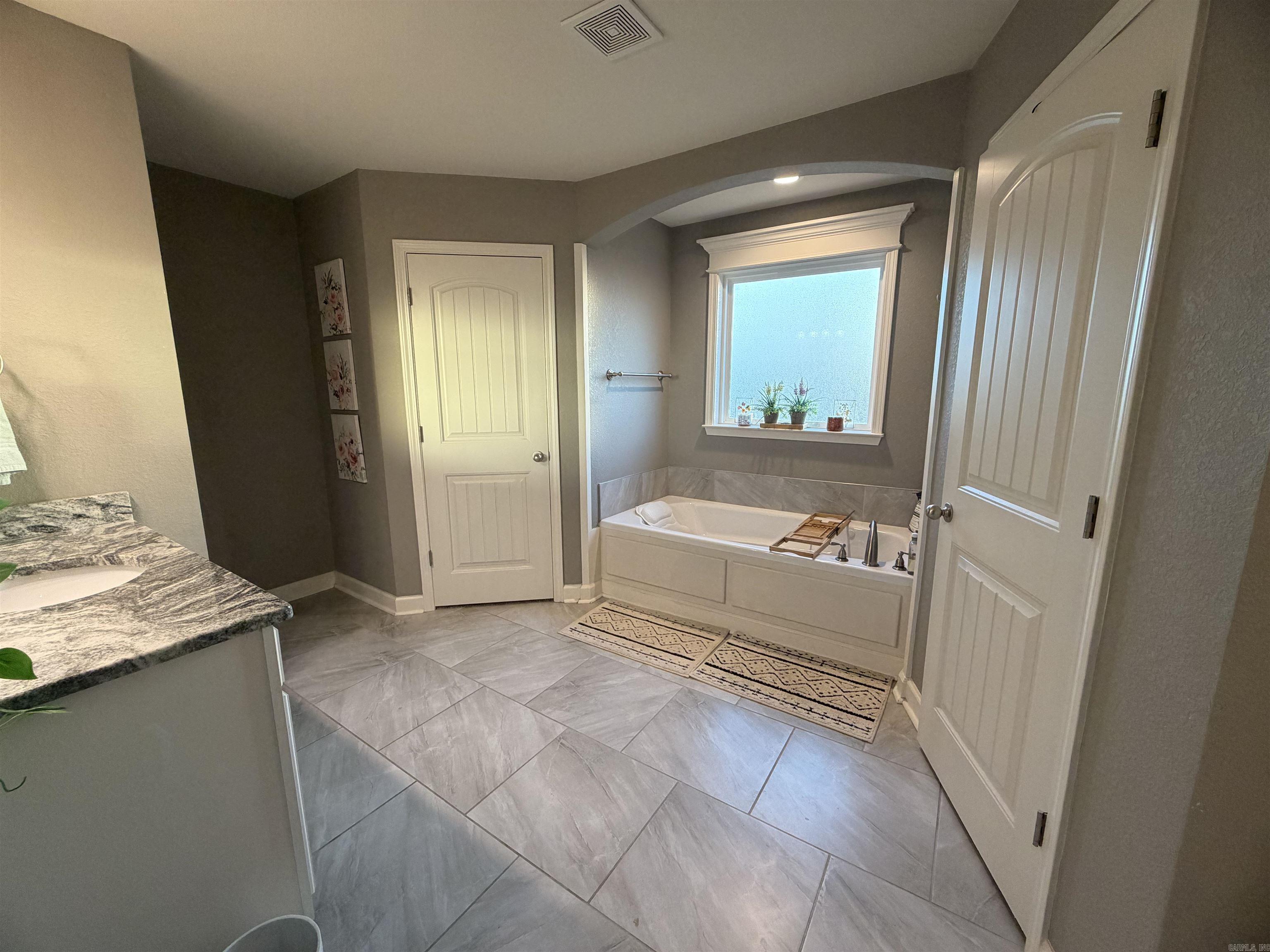 9417 Crossroads Benton, AR 72019