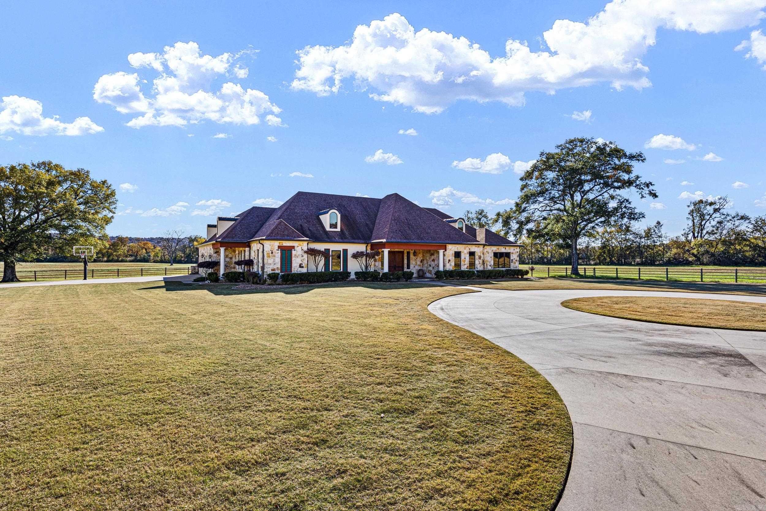 2365 W Gum Log  Russellville, AR