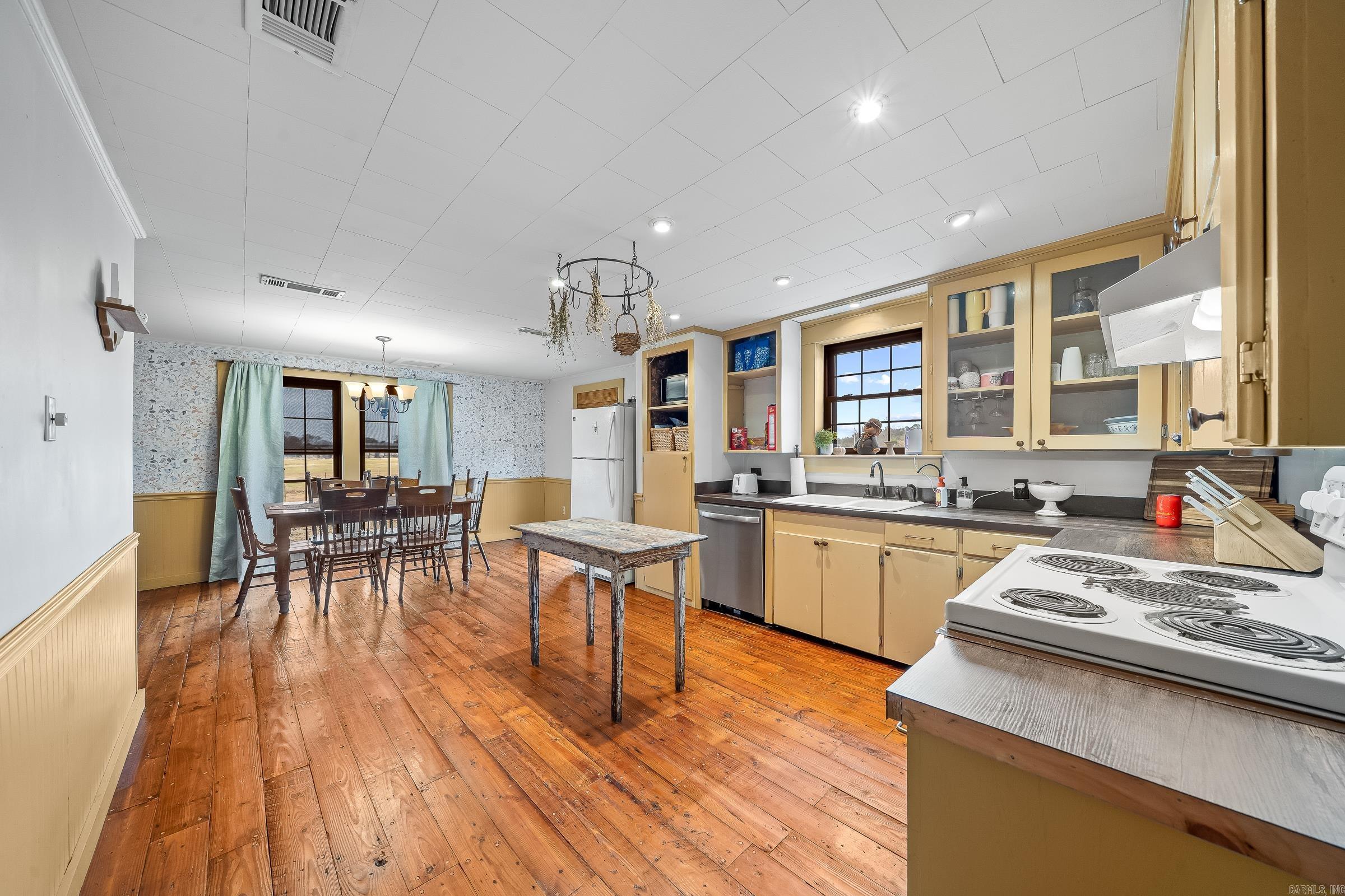 255 W Main  Lockesburg, AR