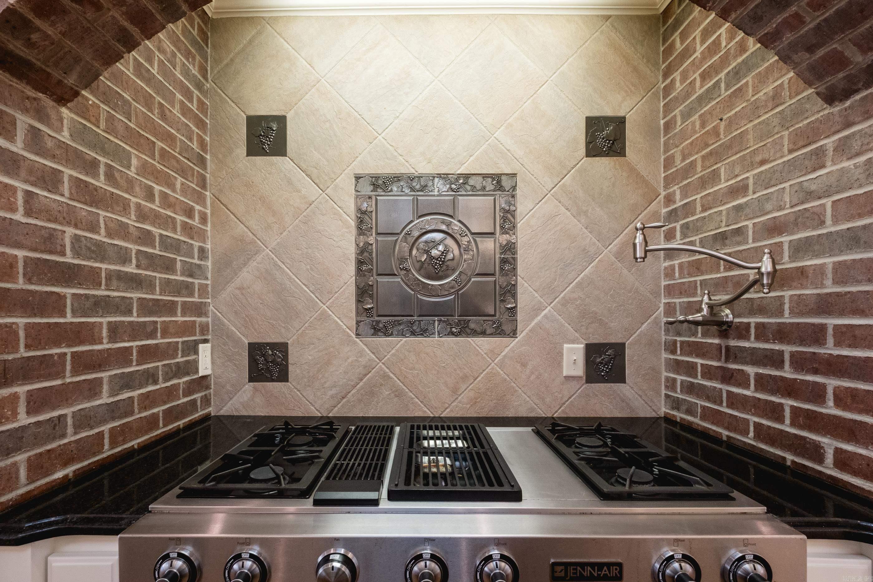 18 Chenal Cir  Little Rock, AR