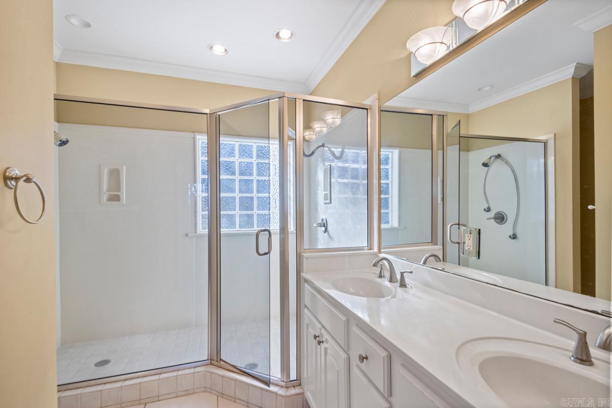 44 W Point Dr  Maumelle, AR