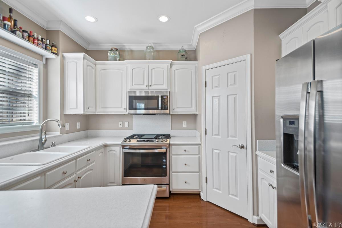 44 W Point Dr  Maumelle, AR