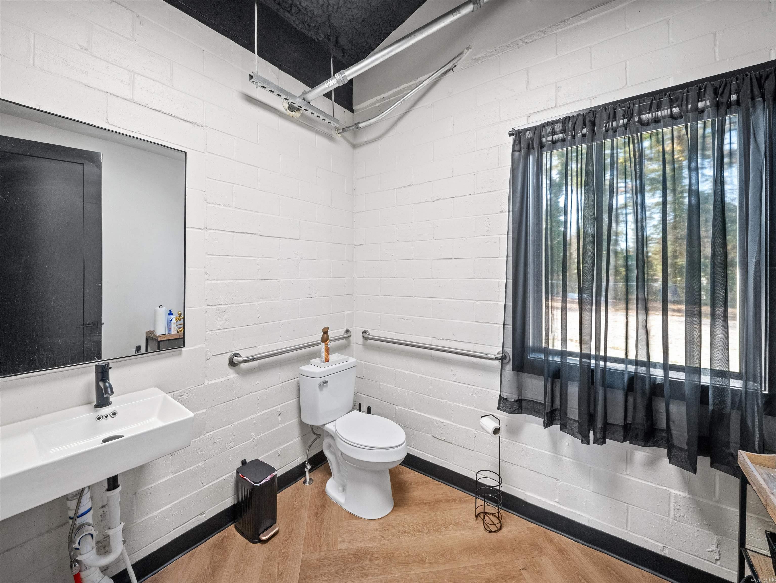 18008 I-30 N 2200 Old congo  Benton, AR