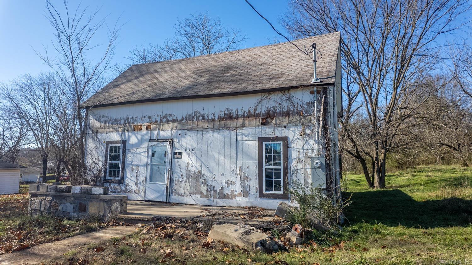 210 N Oak Street  Salem, AR