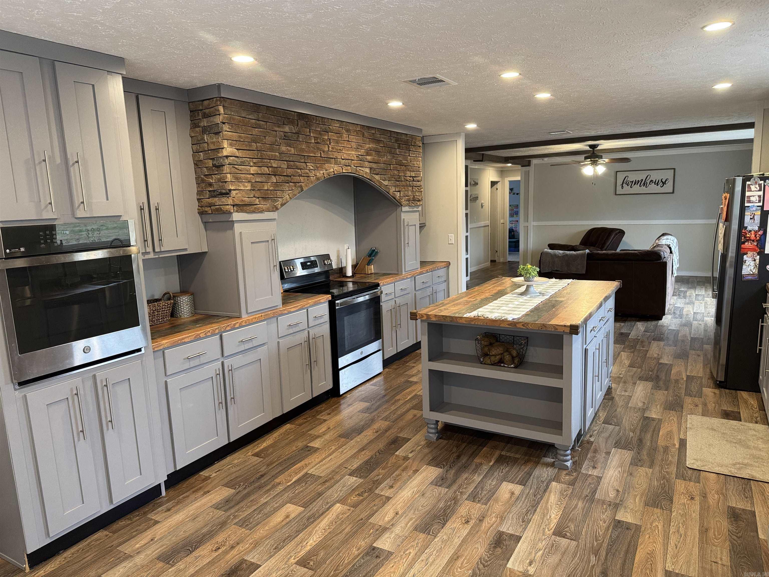 1224 Fox Chase  Greers Ferry, AR