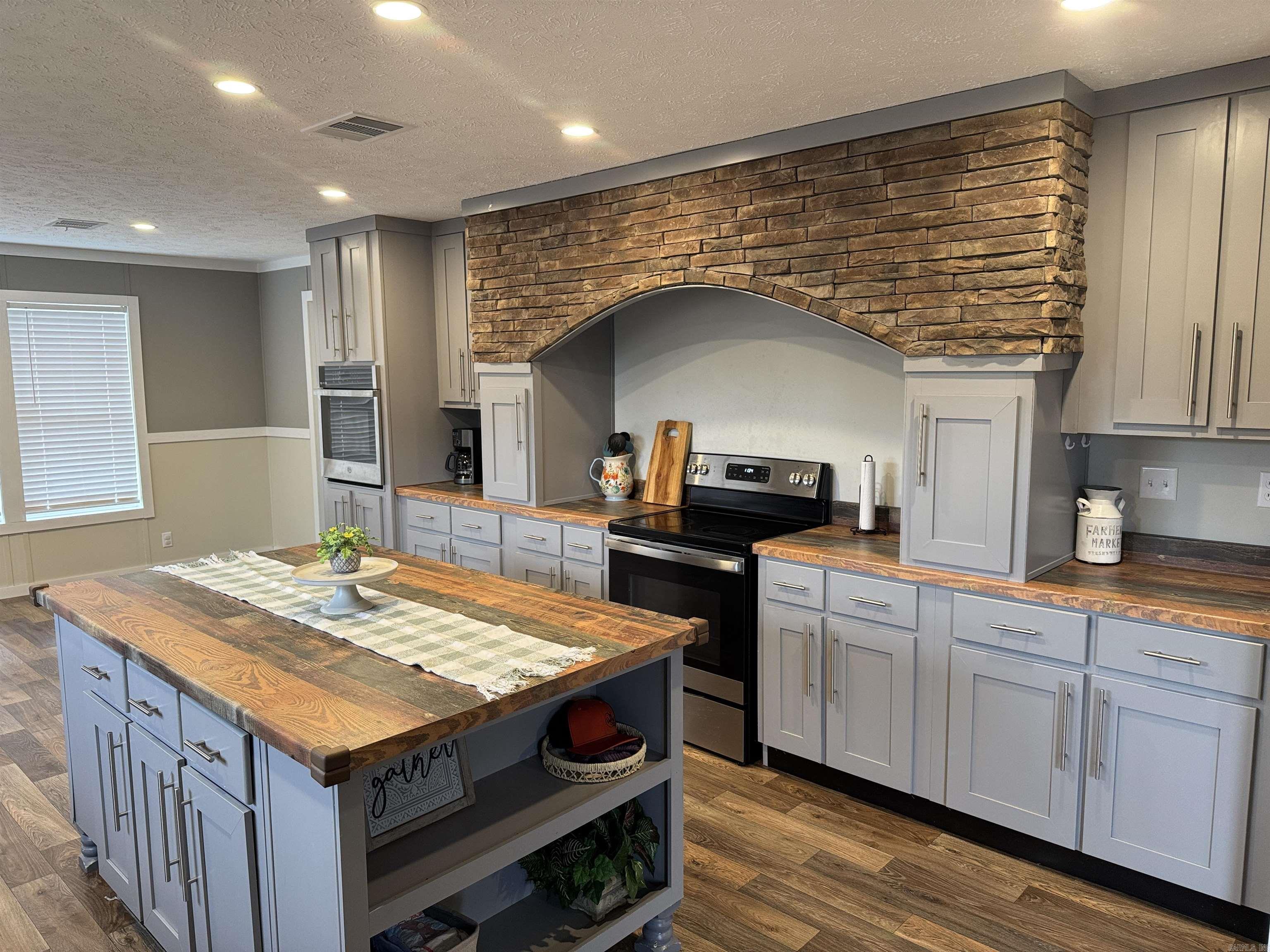 1224 Fox Chase  Greers Ferry, AR