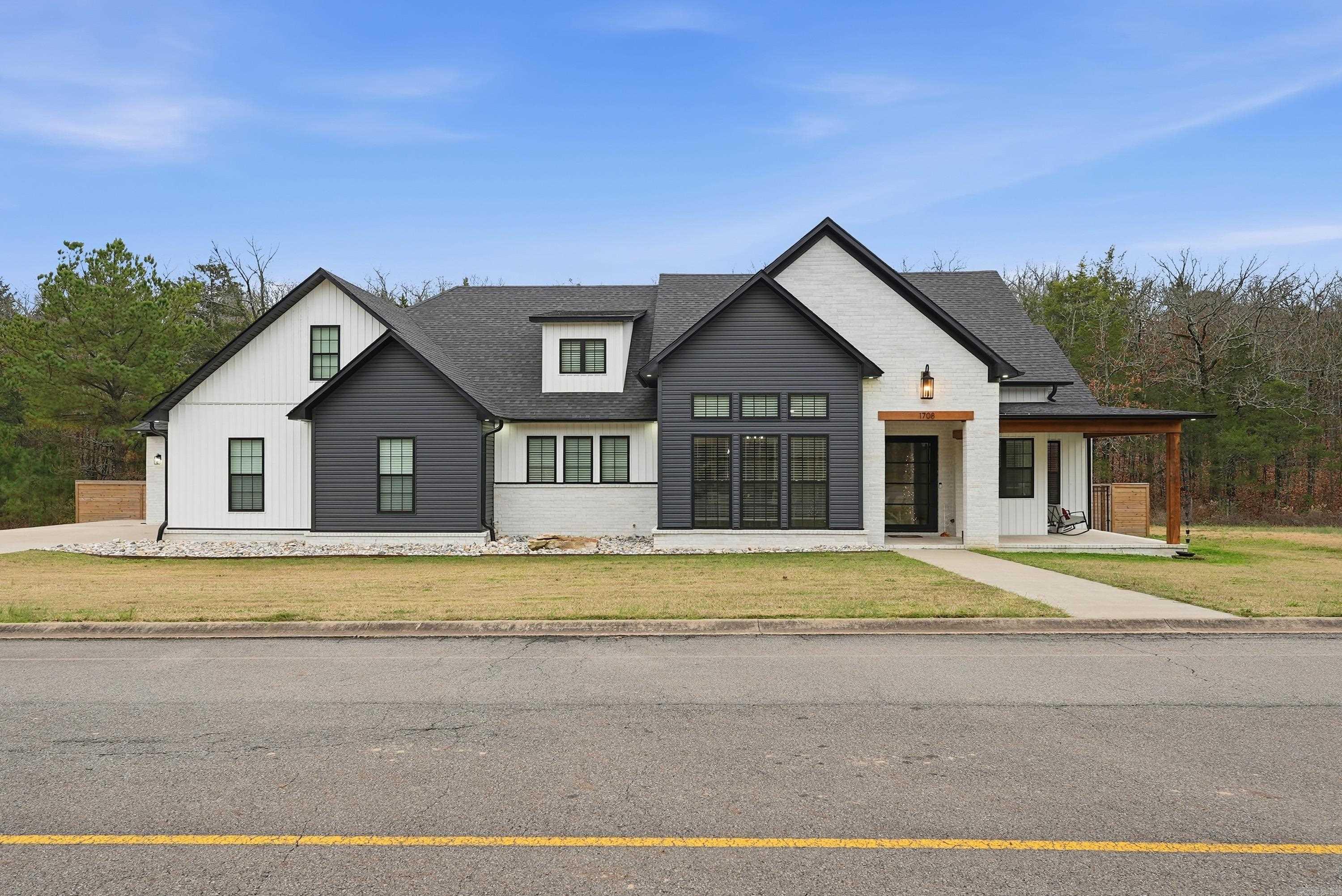 1708 E Holloway St  Morrilton, AR