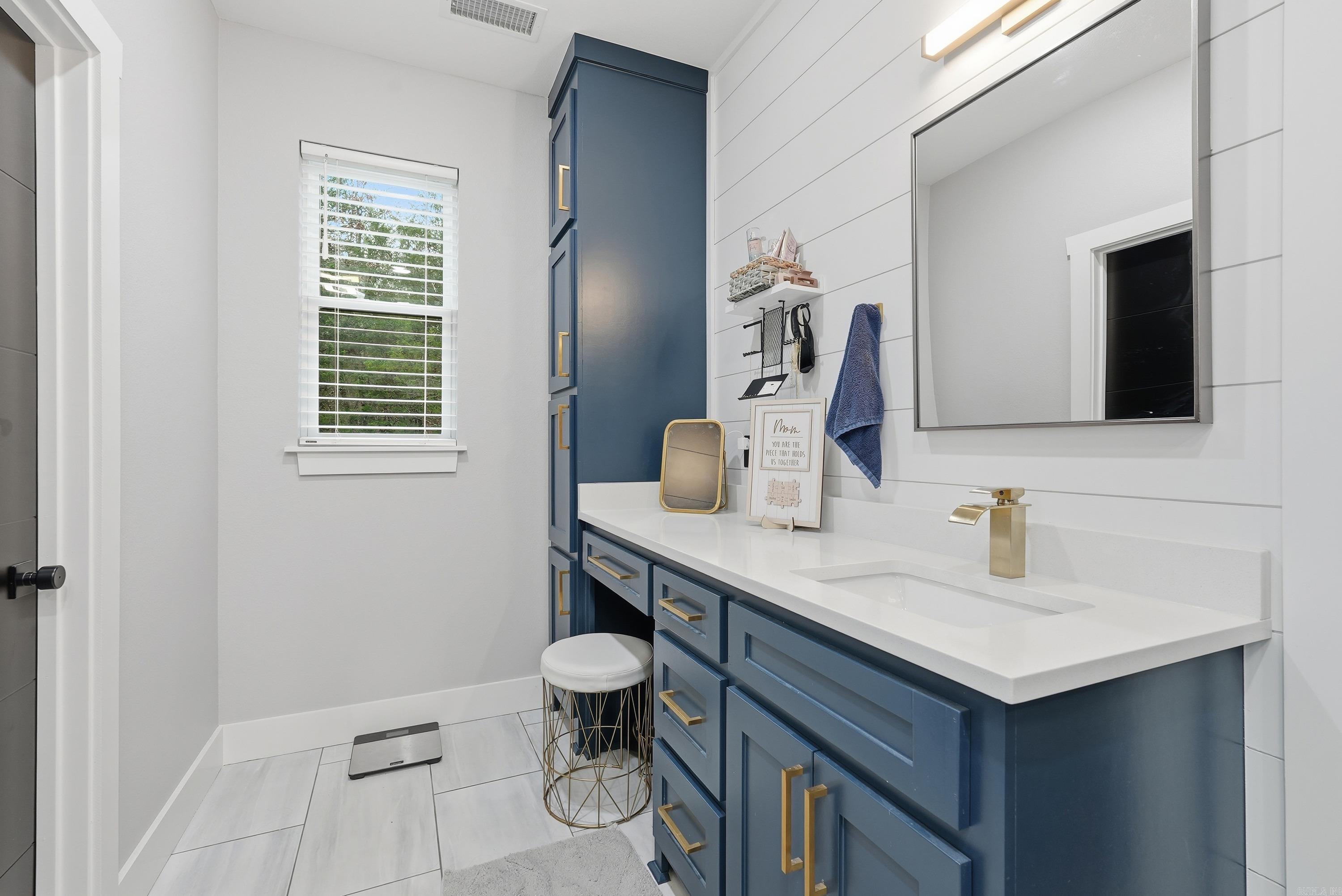 1708 E Holloway St  Morrilton, AR