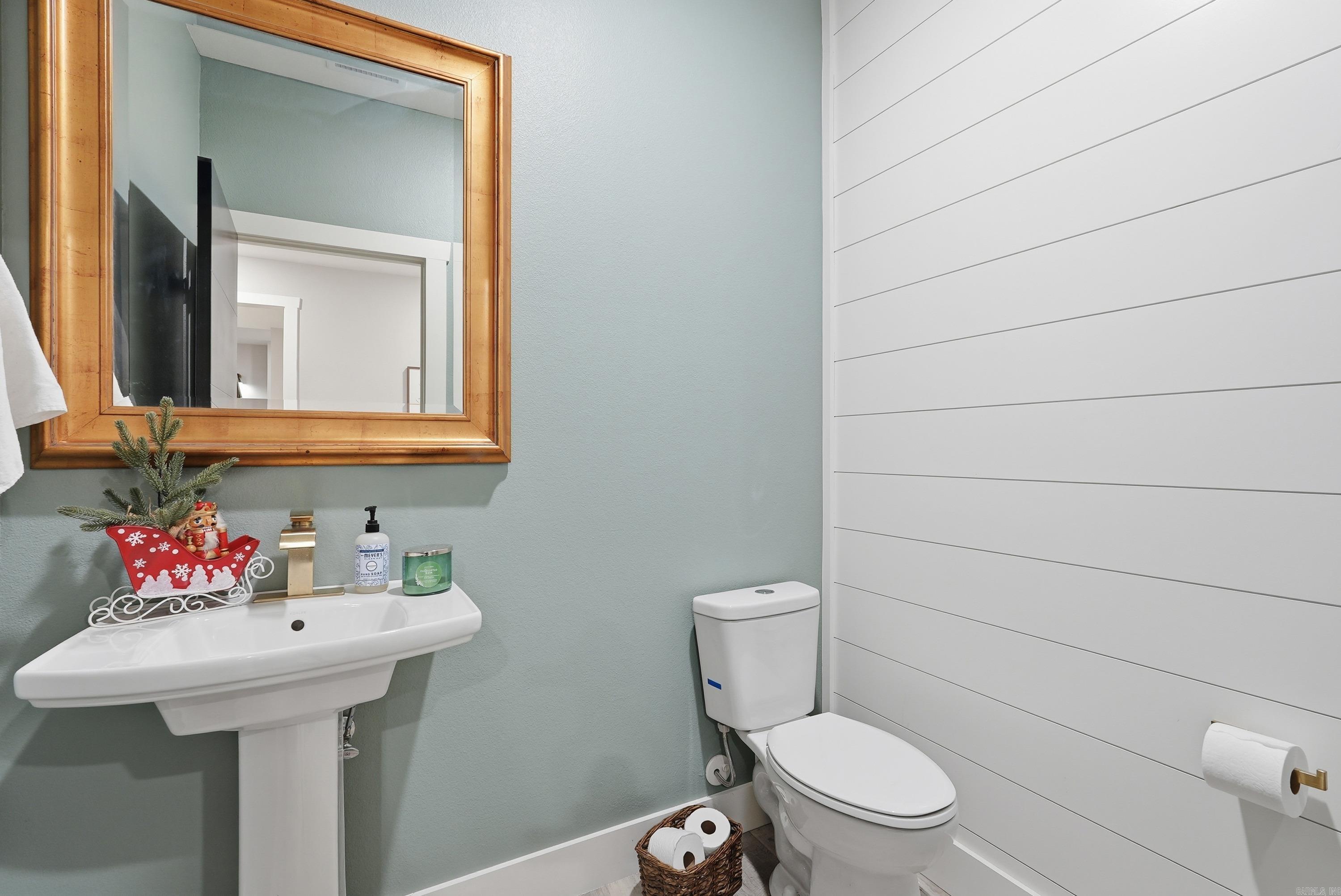 1708 E Holloway St  Morrilton, AR