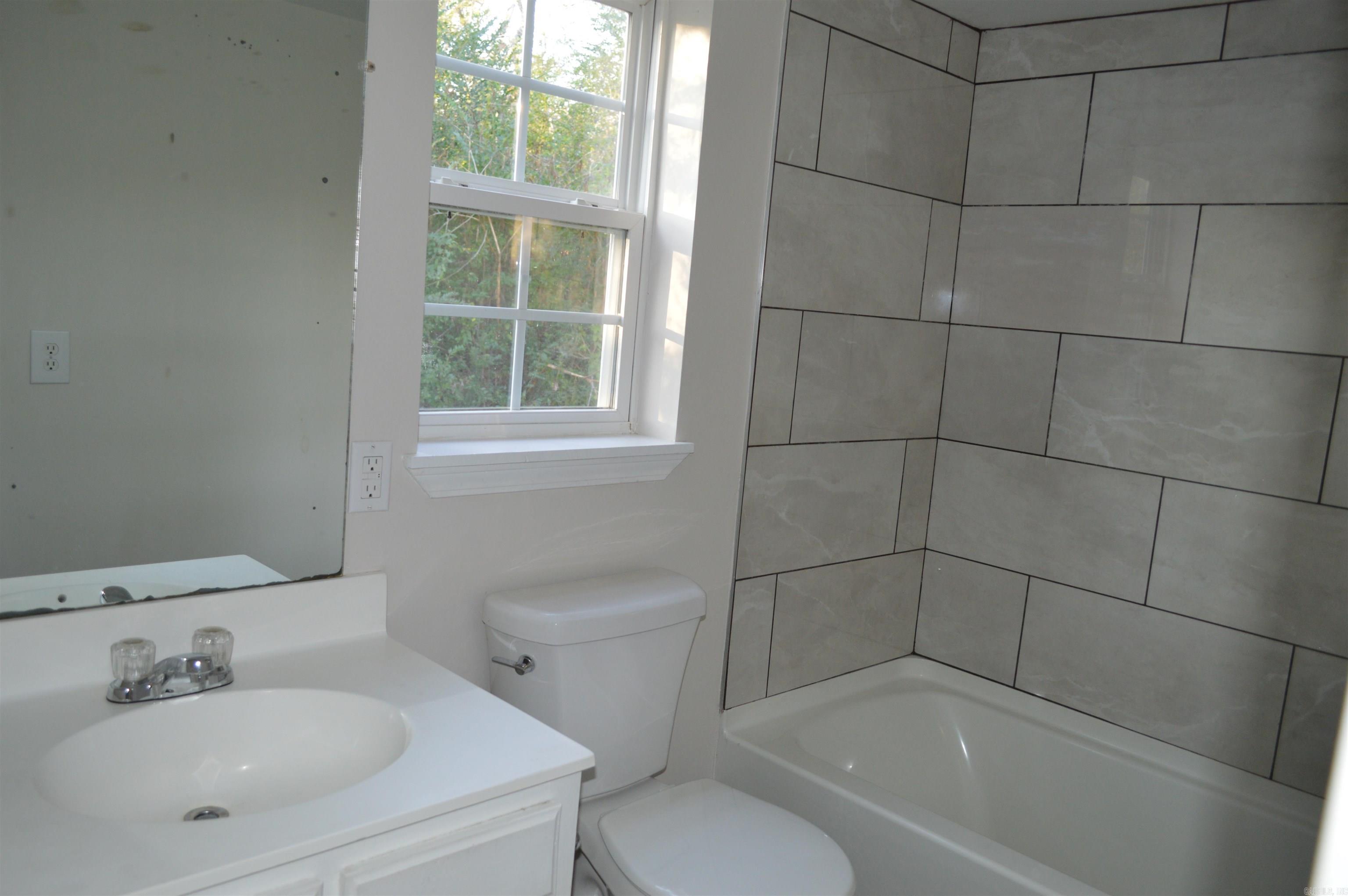 1104 W Searcy  Heber Springs, AR