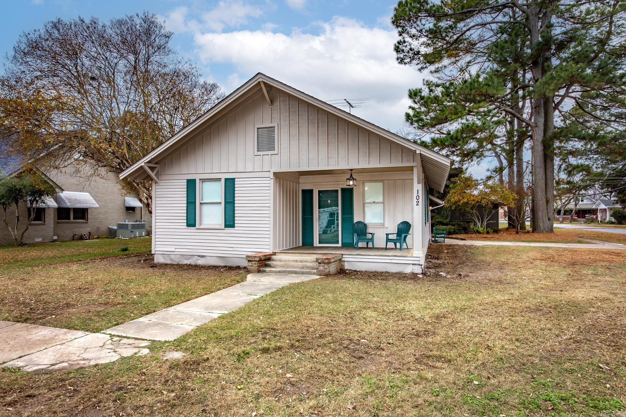 102 NE 5th  England, AR