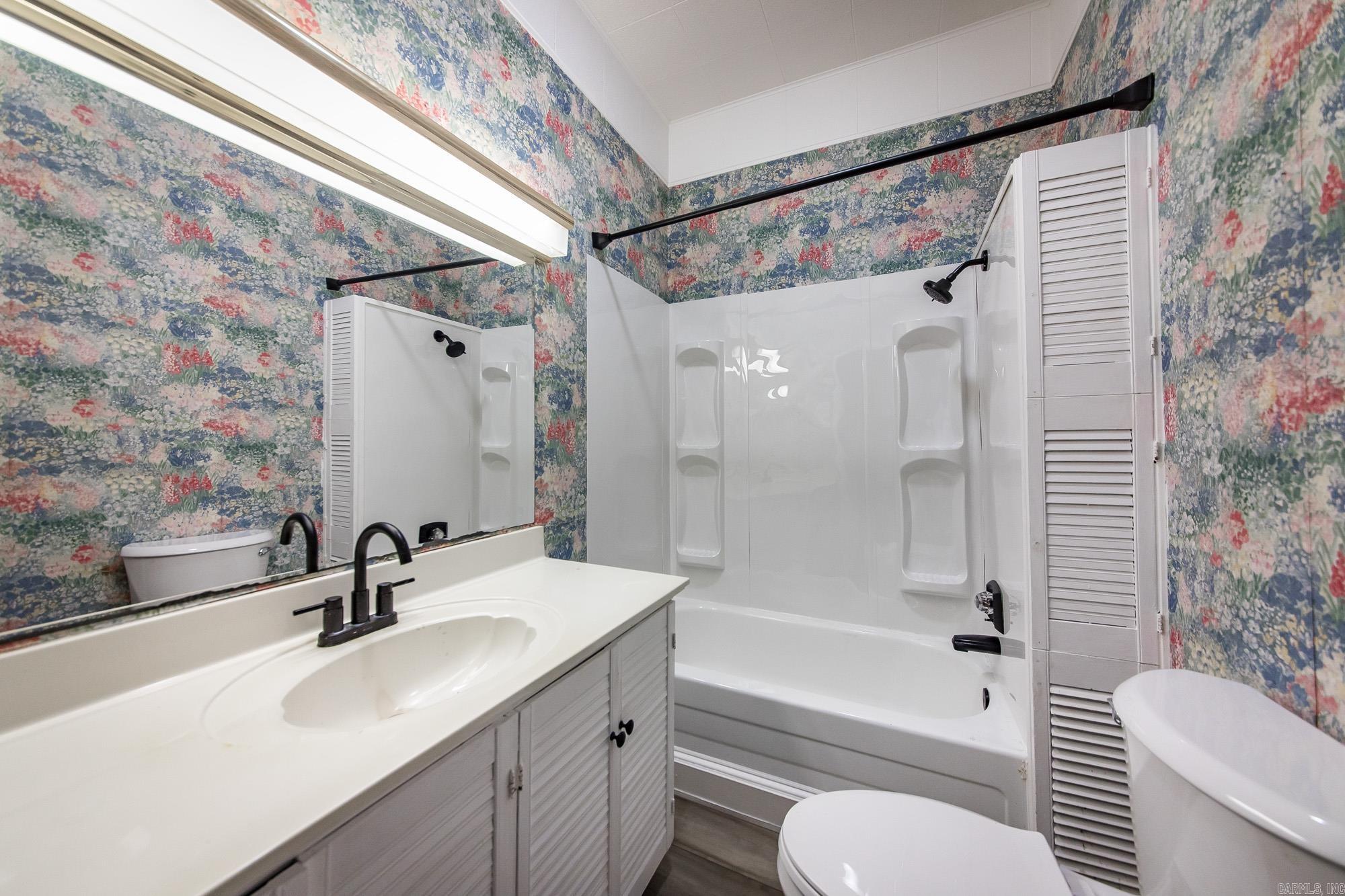 102 NE 5th  England, AR