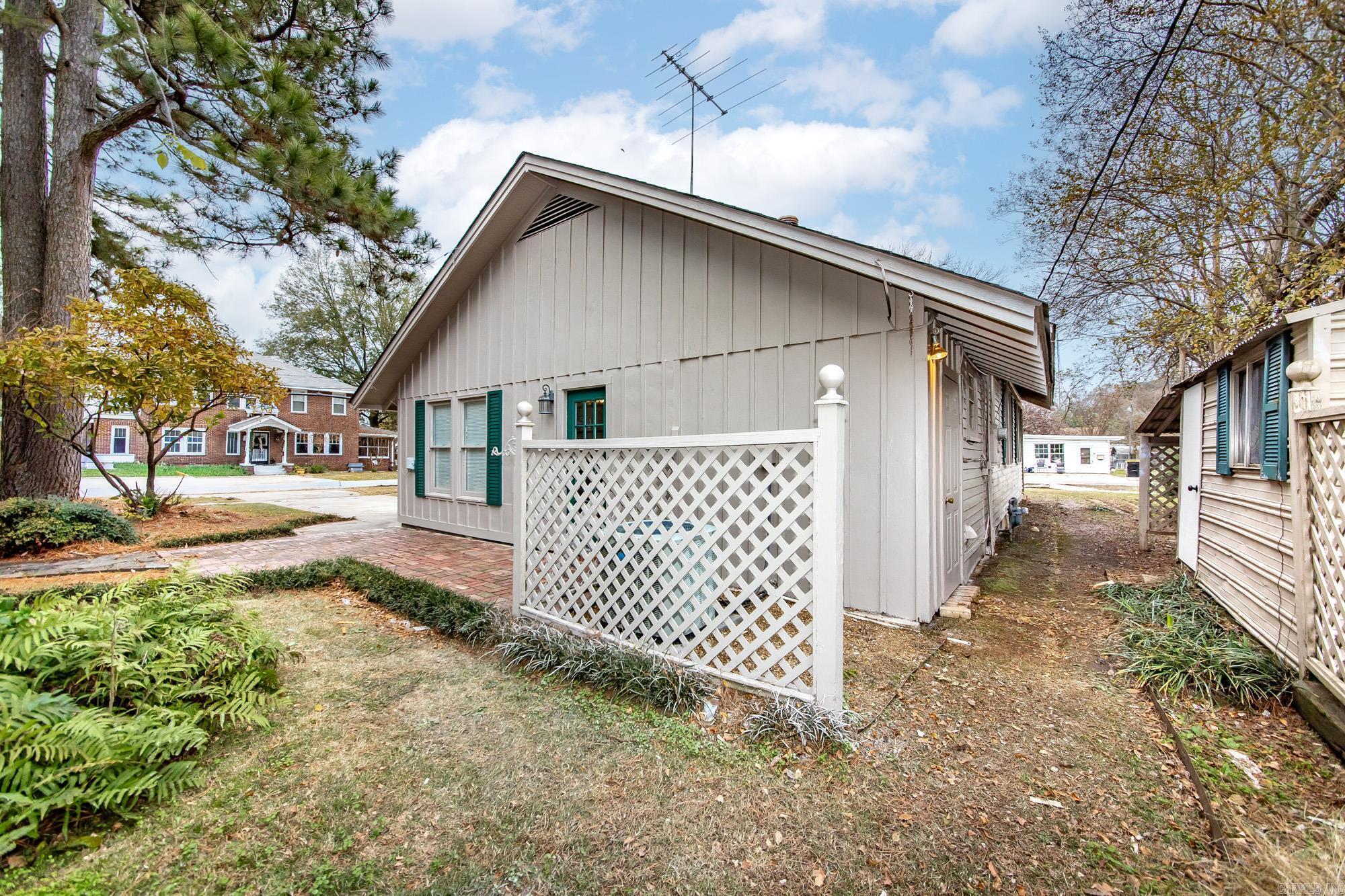 102 NE 5th  England, AR