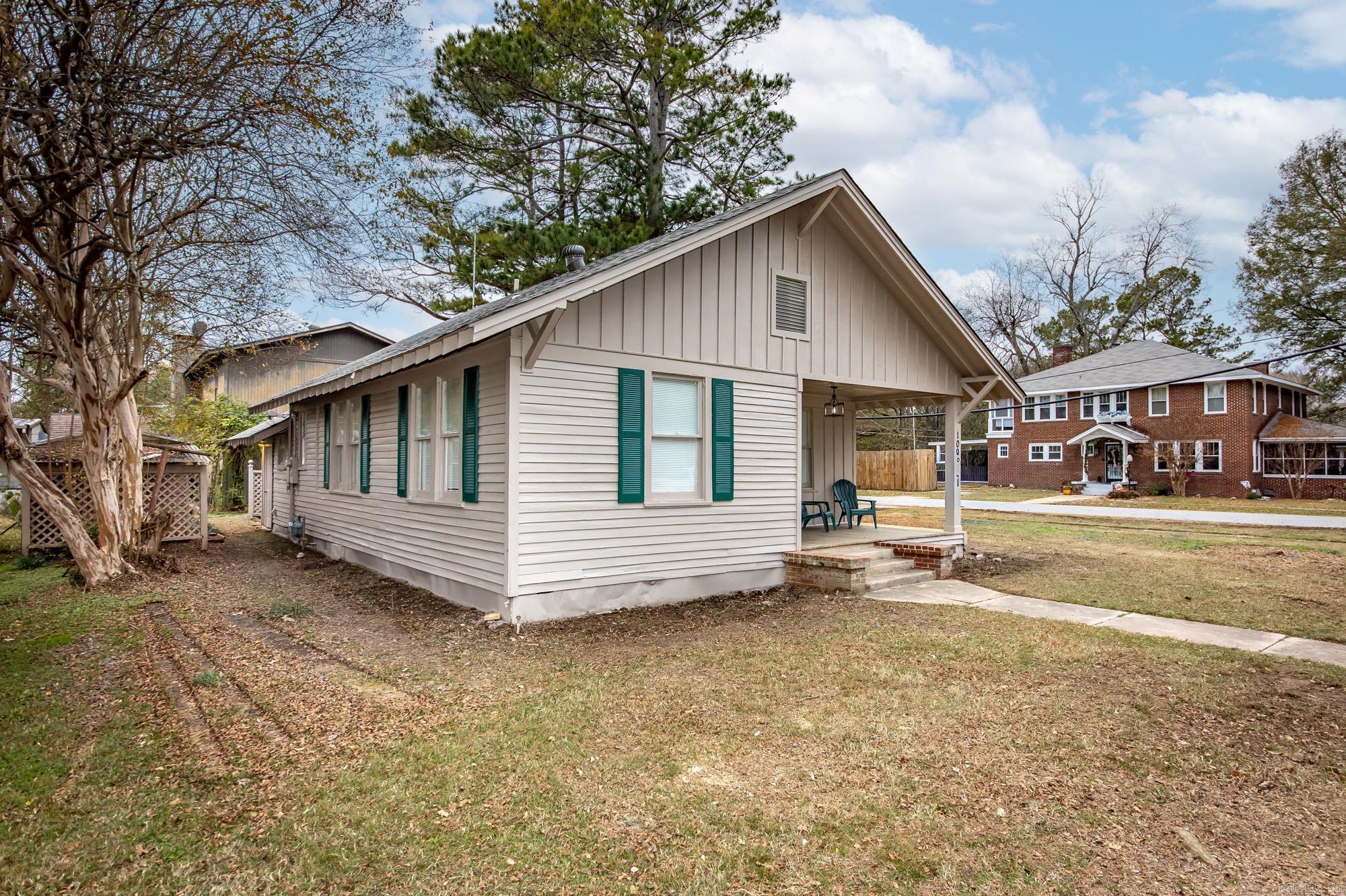 102 NE 5th  England, AR