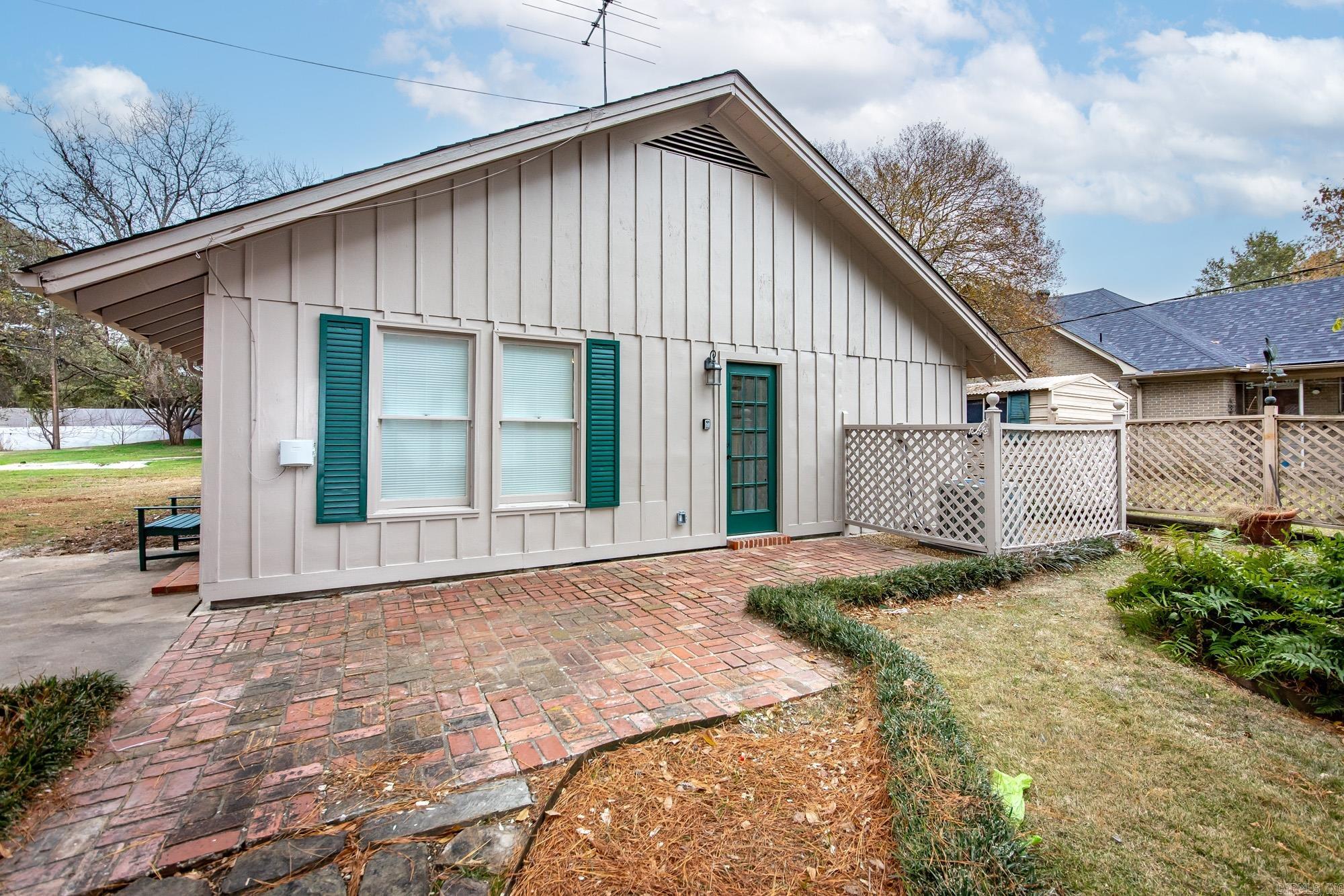 102 NE 5th  England, AR