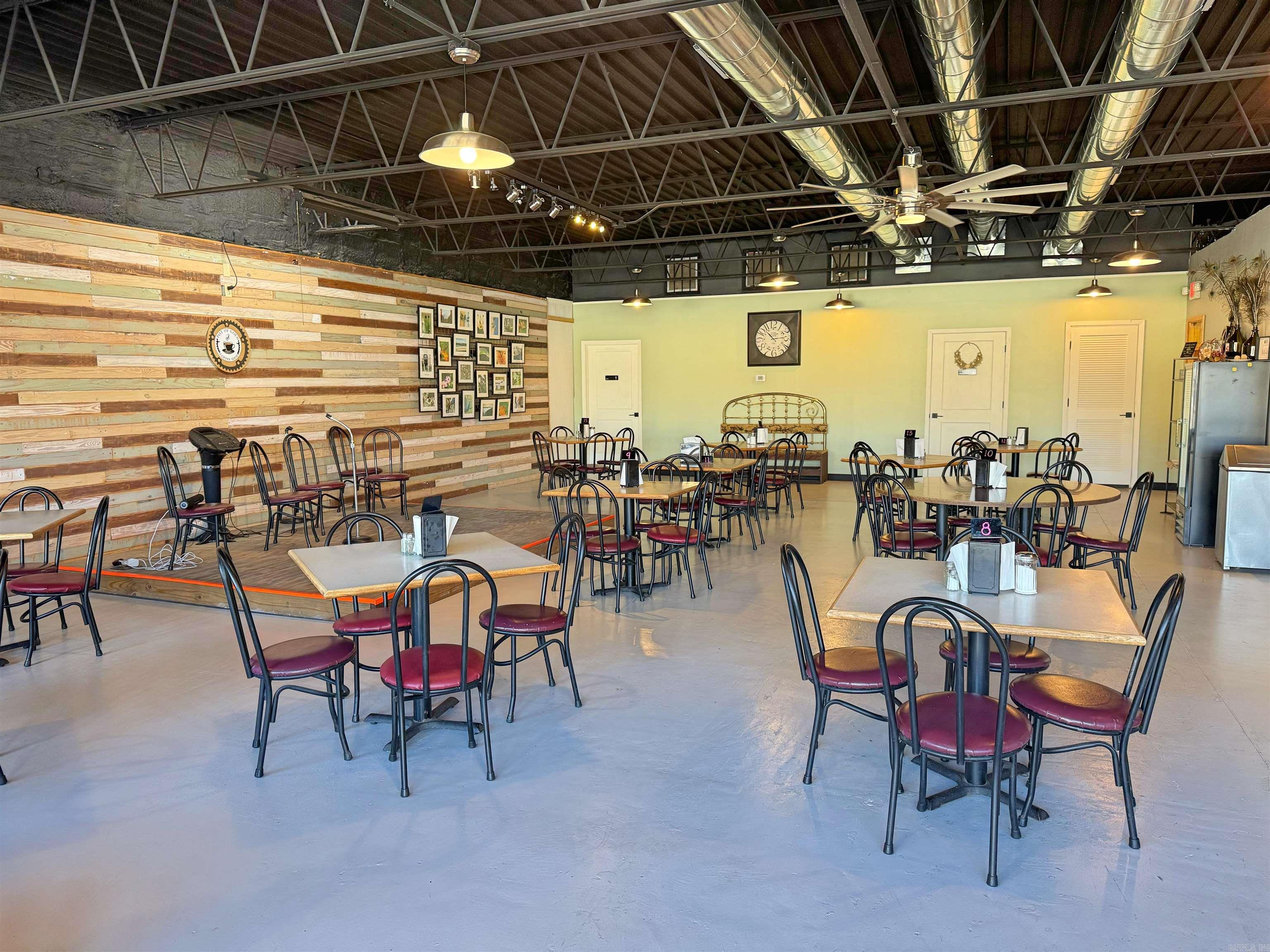 208 W Jefferson St  Mountain View, AR